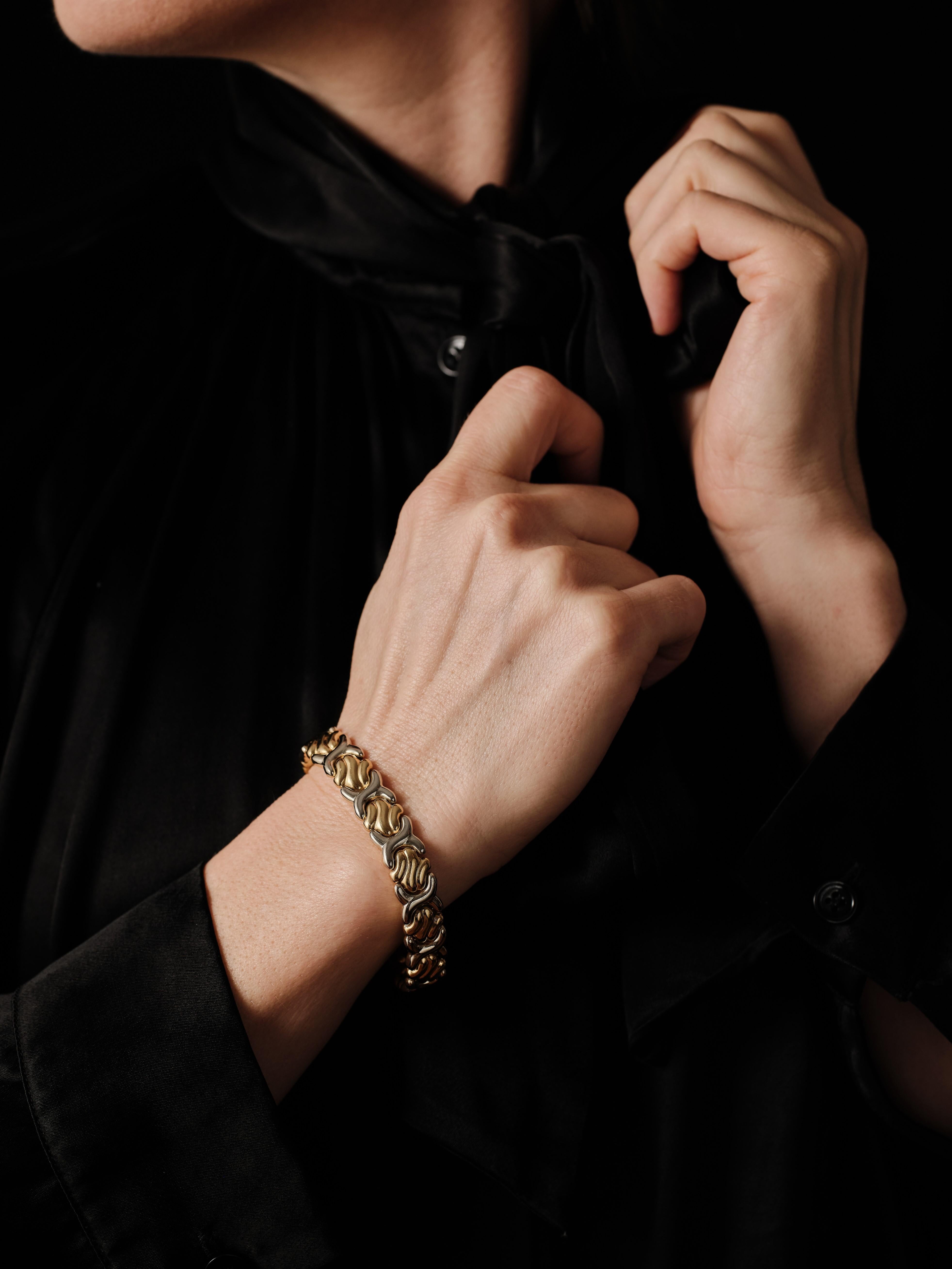 Vintage 1990 Carl Bucherer bracelet à maillons en or 18 carats. Peut être porté en alternance avec des maillons en or jaune et en or blanc d'un côté et des maillons en or jaune de l'autre.

0,43 pouce / 11 mm de large, 
fermoir en forme de boîte