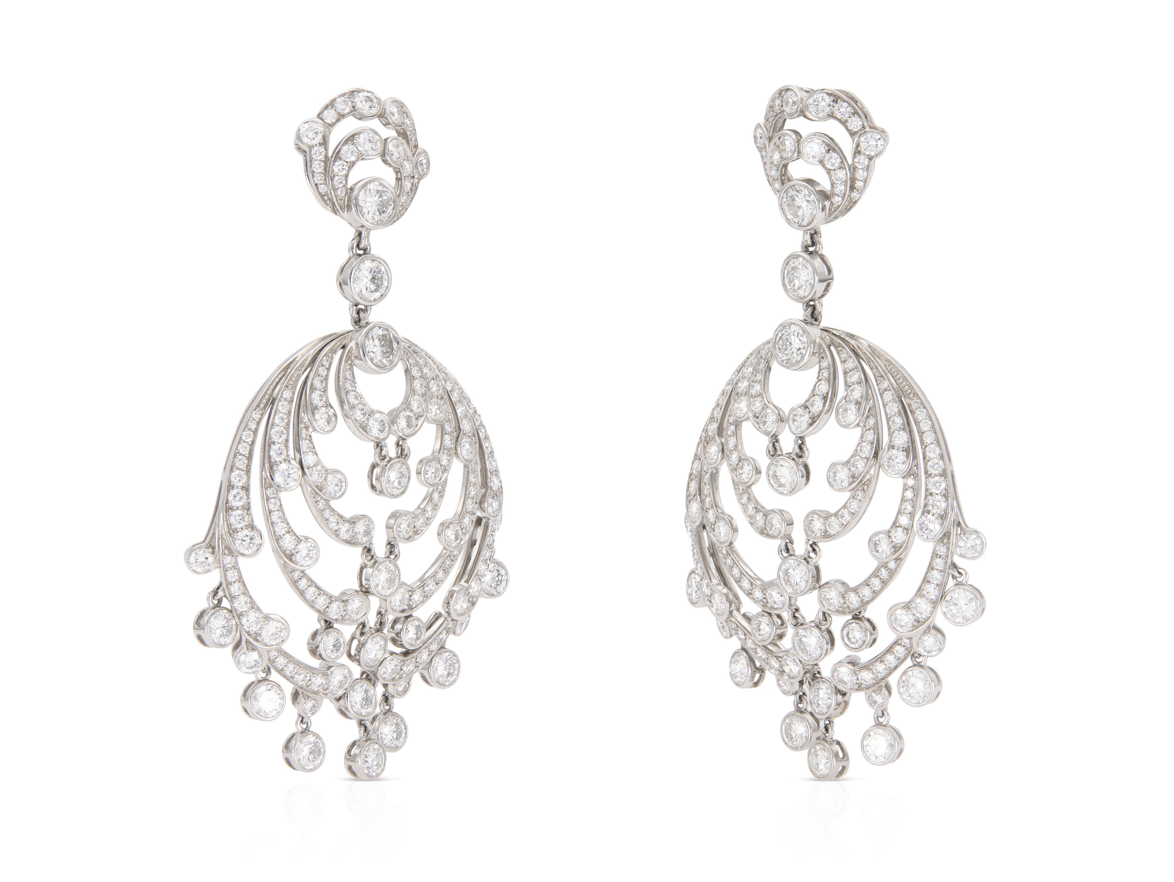 Finamente elaborada en platino con diamantes talla brillante redonda que pesan aproximadamente un total de 12,50 quilates.
Firmado por Cartier
Alrededor de 1990
2 1/2 x 1 3/8 pulgadas