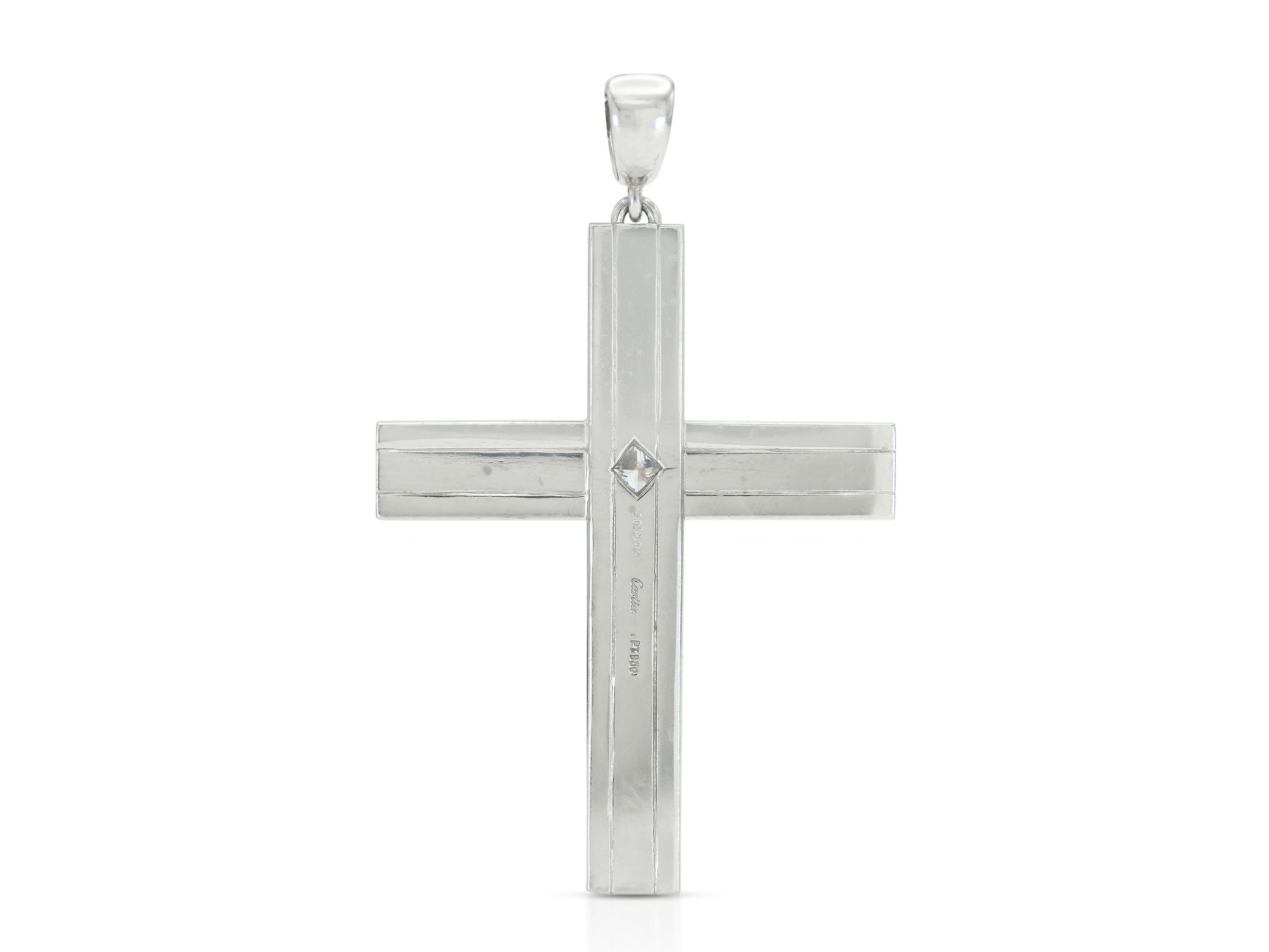 Vintage 1990s Cartier 1.75 Carat Princess Cut Diamond and Platinum Cross Pendant en Bueno estado para la venta en New York, NY
