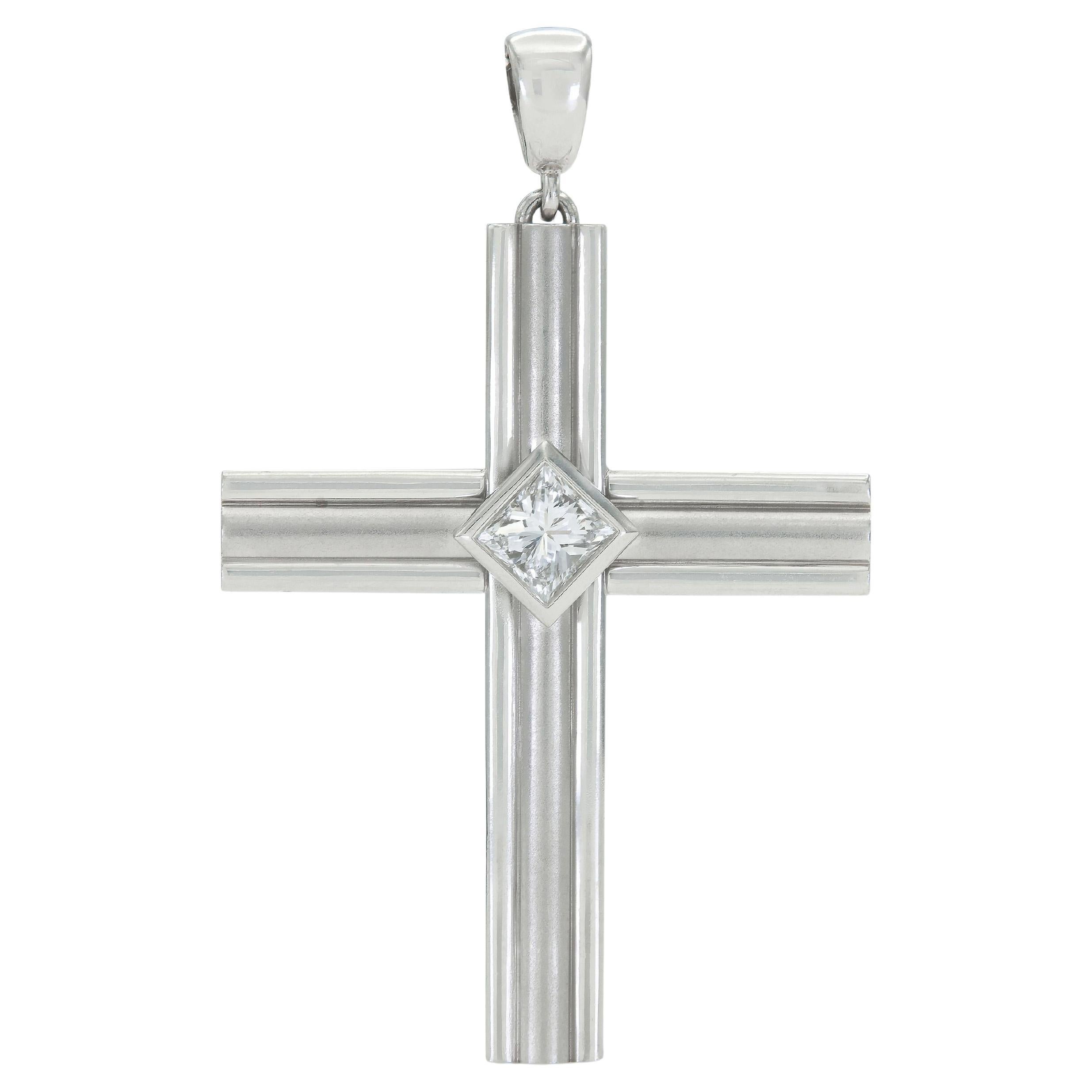 Vintage 1990s Cartier 1.75 Carat Princess Cut Diamond and Platinum Cross Pendant en venta