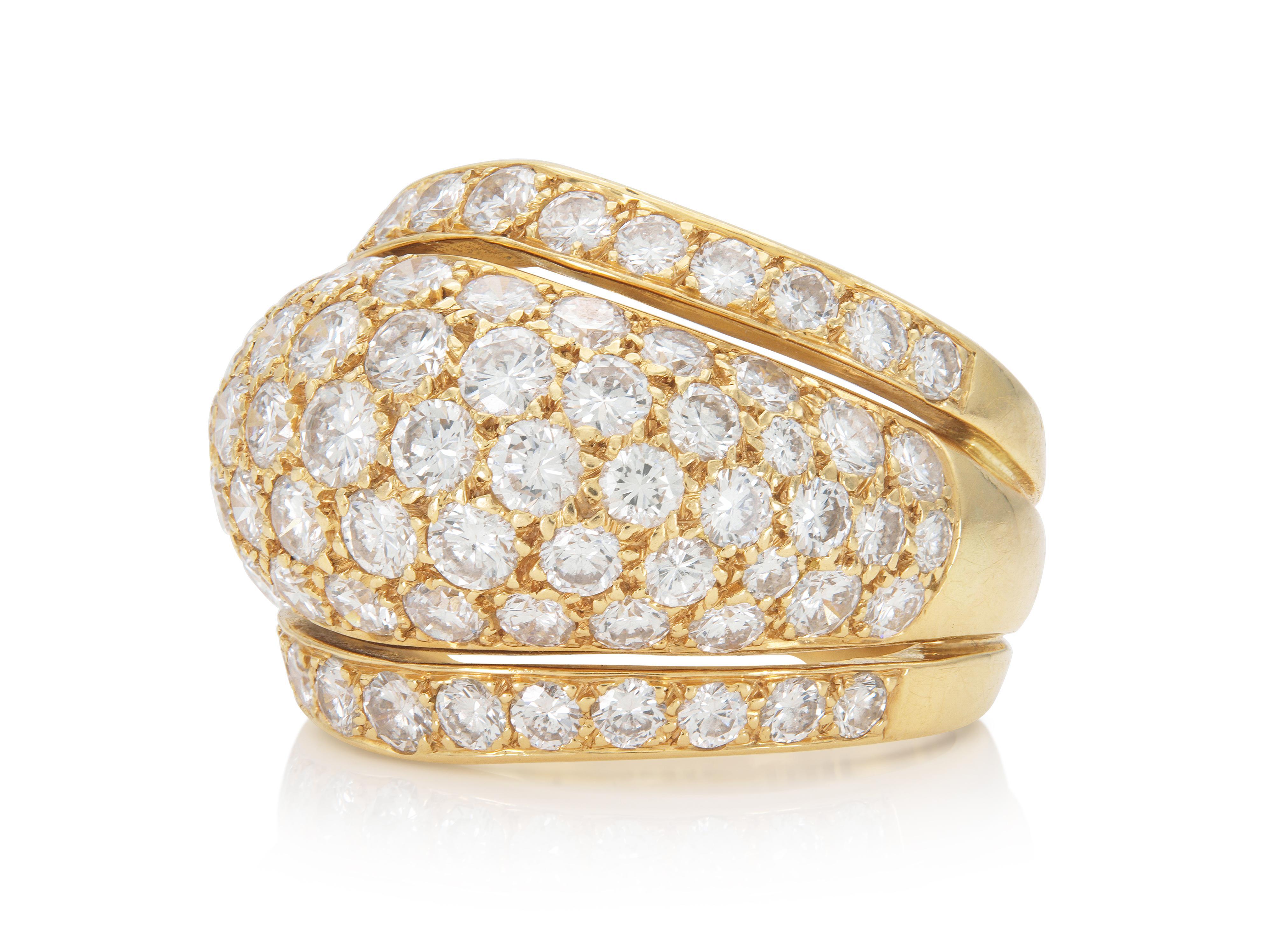 Finamente elaborada en oro amarillo de 18 quilates con diamantes talla brillante redonda que pesan aproximadamente un total de 4,50 quilates.
Firmado por Cartier
Alrededor de 1990
Talla 6 1/2