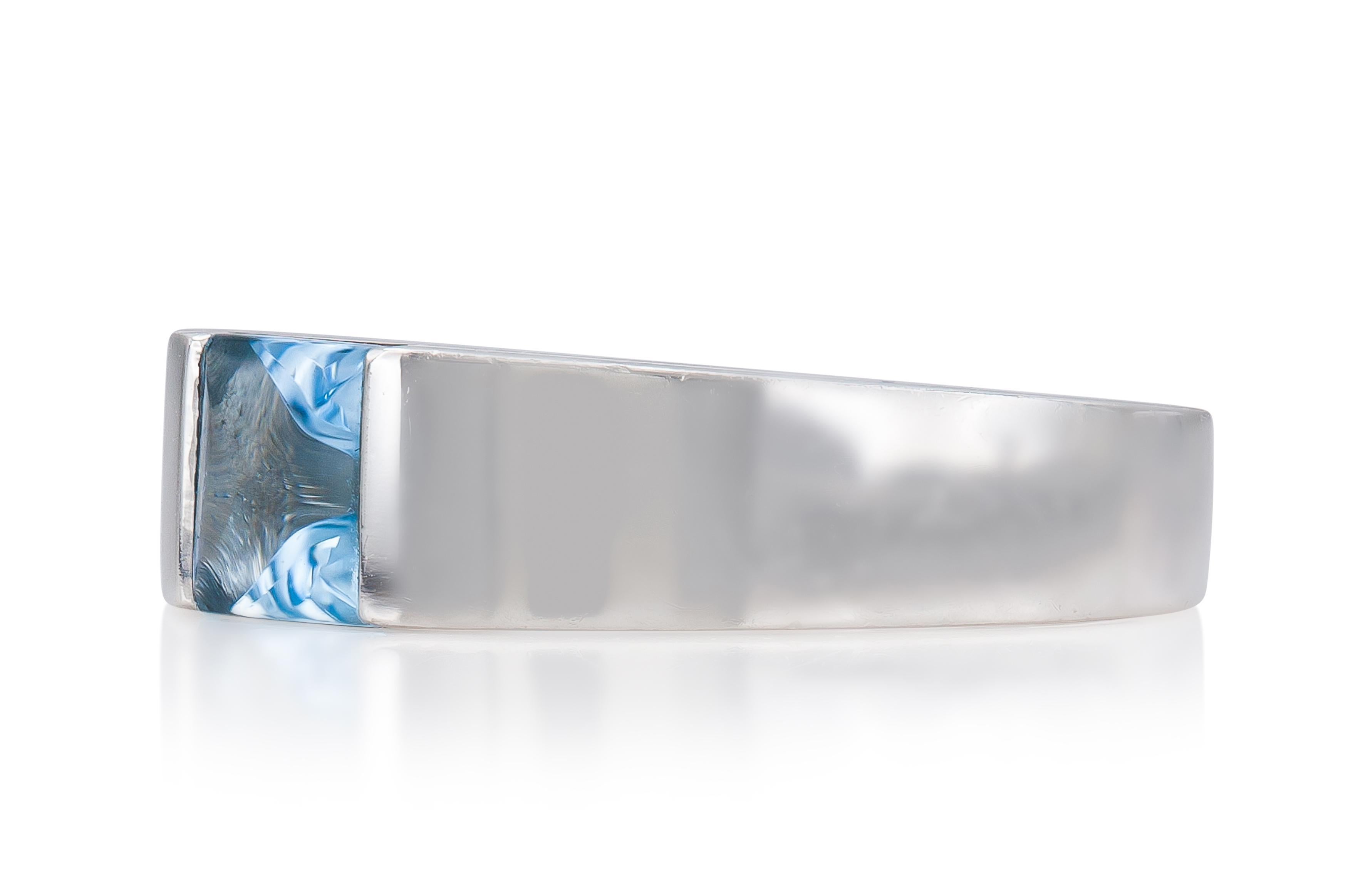Fein ausgearbeitet in 18k Weißgold mit einem Aquamarin.
Signiert von Cartier
Ca. 1999
Größe 6 1/2