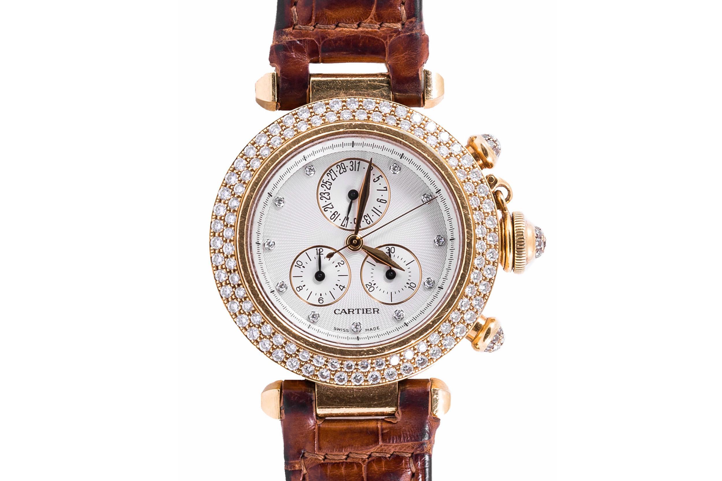 Finement réalisée en or jaune 18k avec des diamants ronds de taille Brilliante sertis sur la lunette, les couronnes et le cadran pour un poids total d'environ 3,60 carats. La montre est dotée d'un bracelet en cuir d'alligator marron.
Signé par