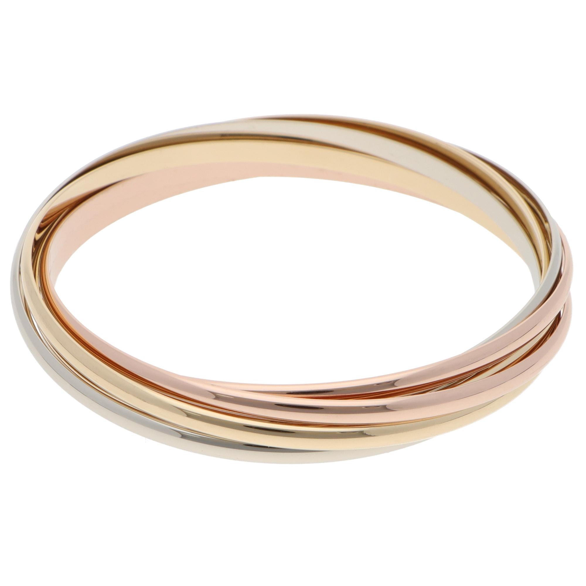 Un classique bracelet Trinity à sept rangs de Cartier Paris en or jaune, rose et blanc 18 carats, vers les années 1990.

Le bracelet est composé de sept bandes de 3 millimètres, qui sont soudées ensemble pour créer le cerceau. Il est conçu pour
