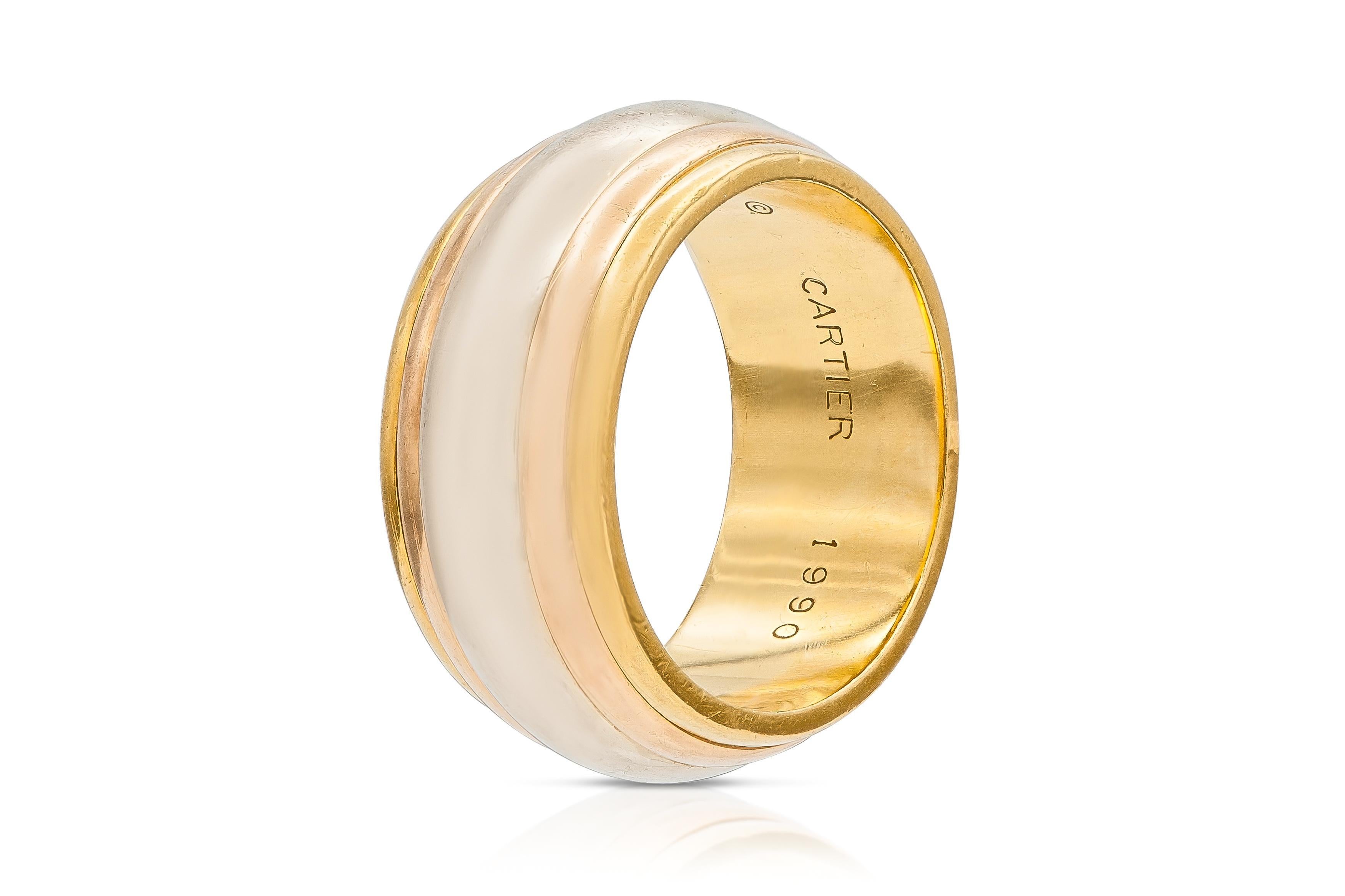 Fein ausgearbeitet in 18 Karat Gelb-, Weiß- und Roségold.
Signiert von Cartier
Um 1990
9 mm breit
Größe 6 1/4
