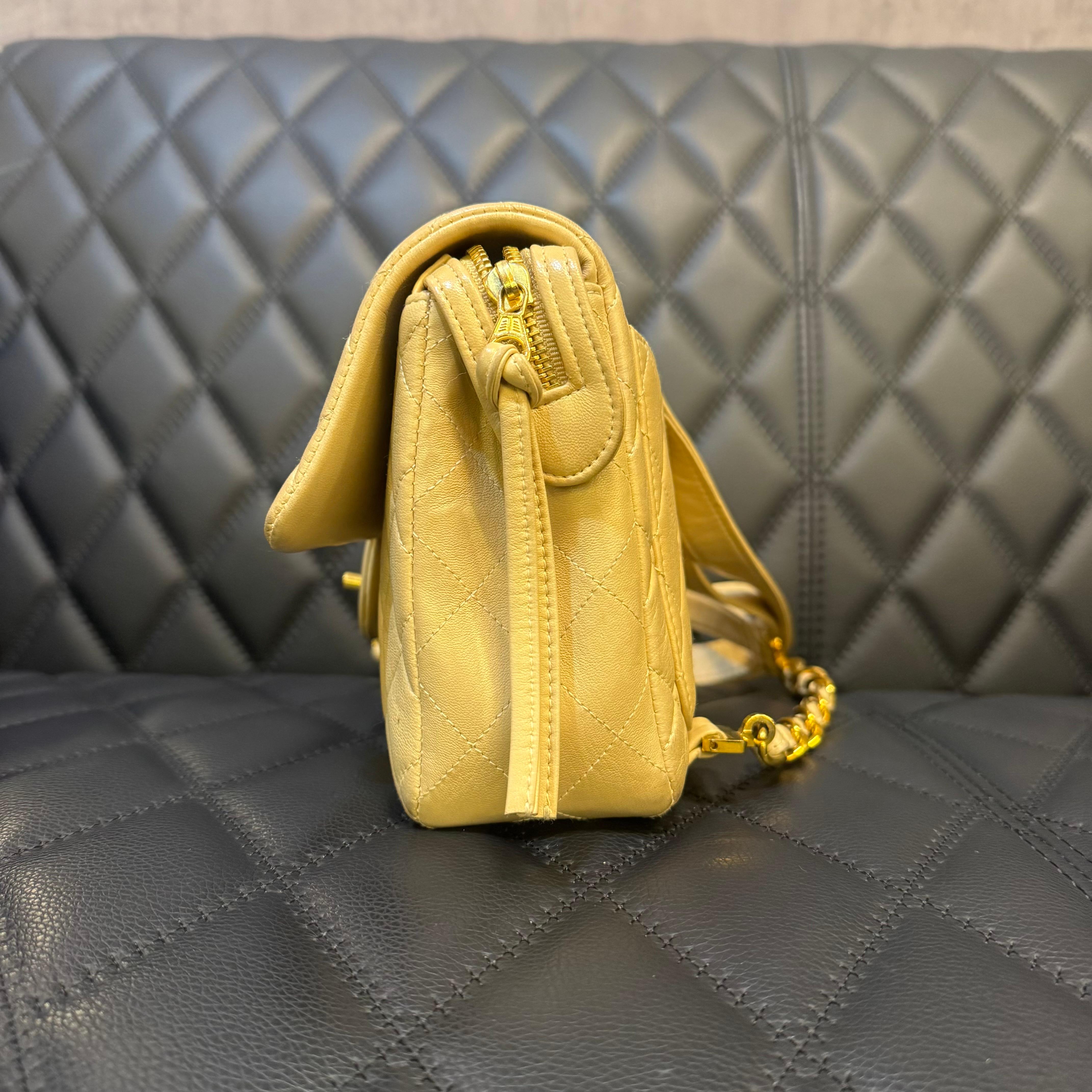 Vintage 1990s Chanel Beige Lambskin Quilted Medium Zip Flap Backpack For Sale 12