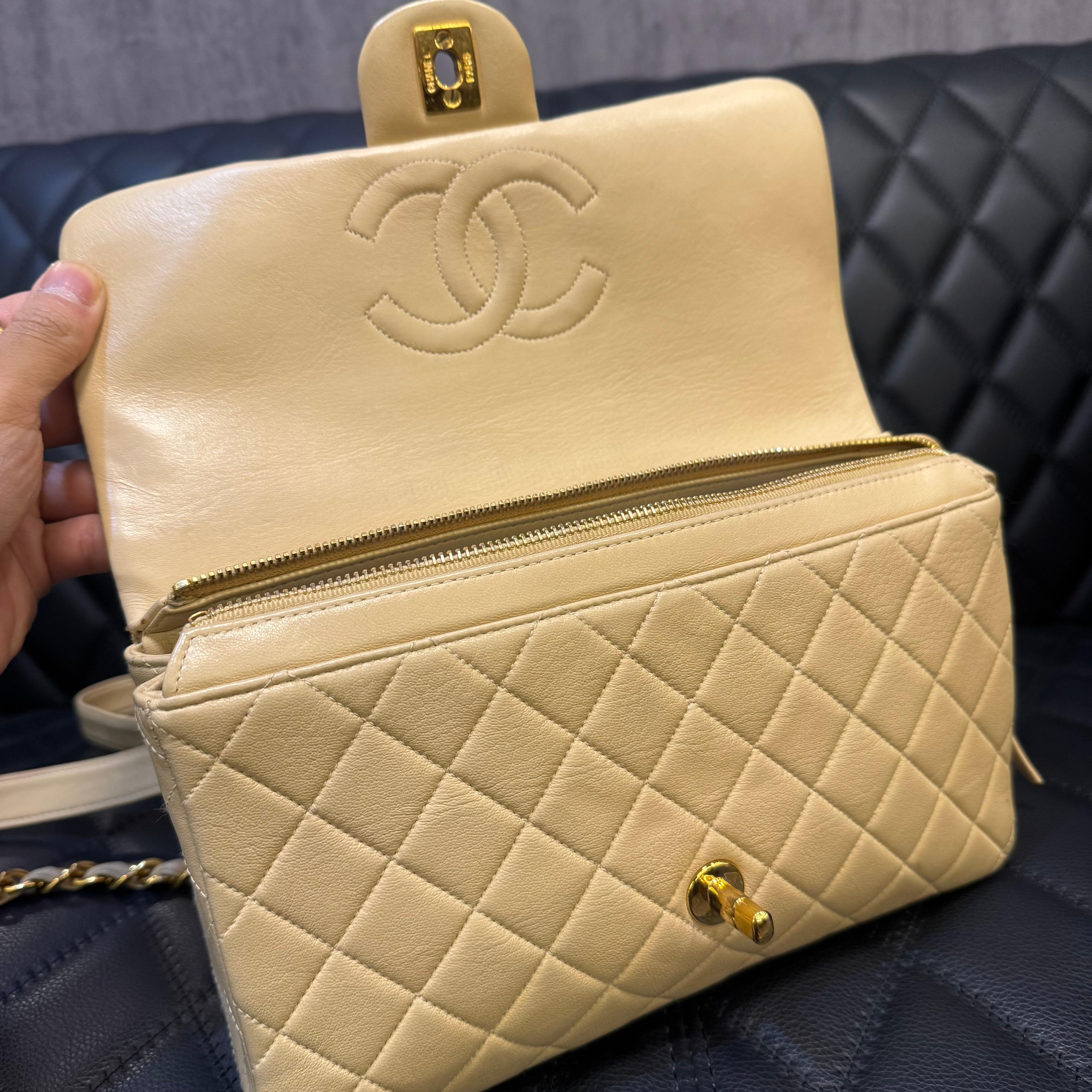 Vintage 1990s Chanel Beige Lambskin Quilted Medium Zip Flap Backpack For Sale 1