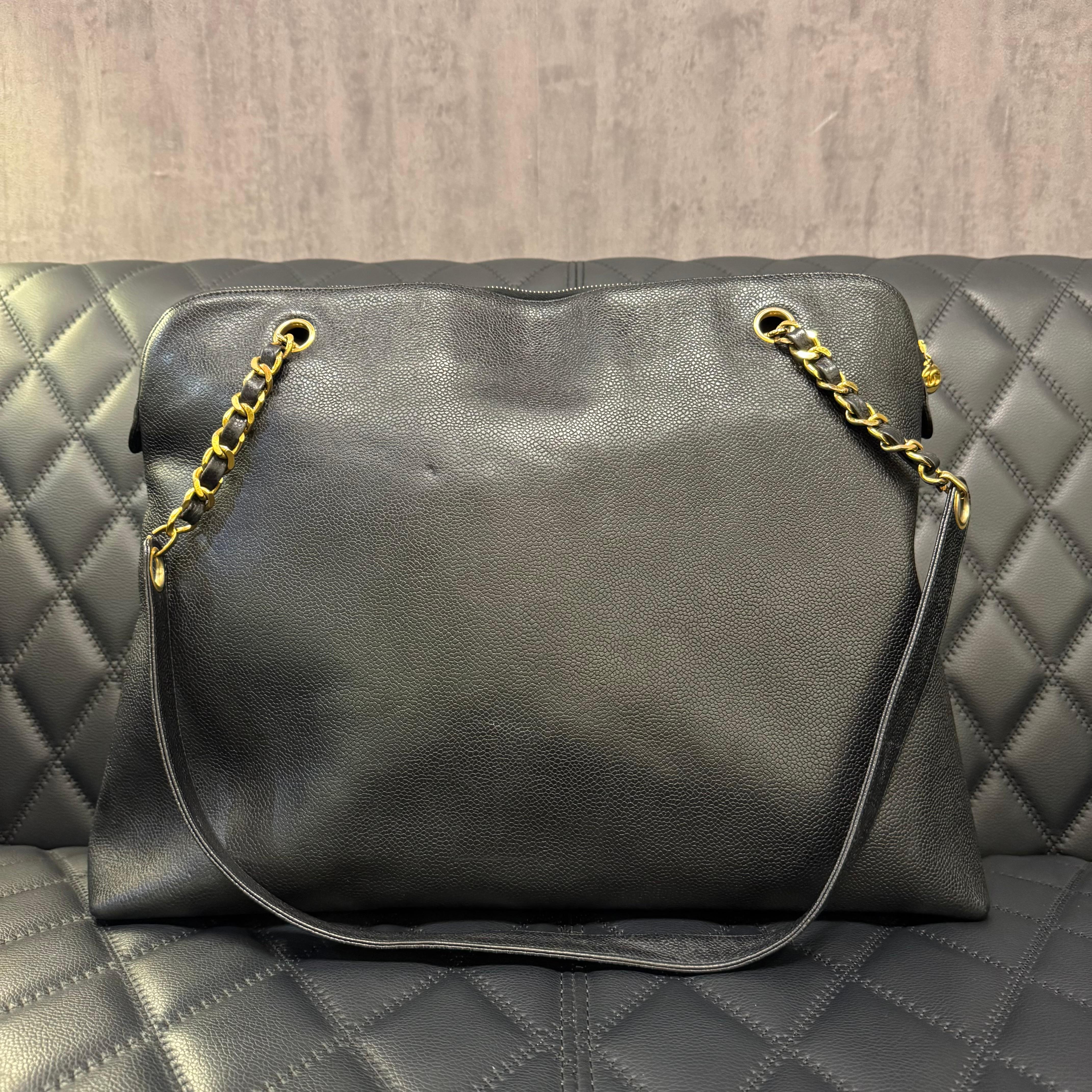 Bolso Tote vintage Chanel Cúpula de Caviar con cremallera. Ligeramente deformado debido al almacenamiento. Abolladura visible en la parte trasera y arrugas en la parte inferior de la bolsa. Perfecto para bolsa de viaje. Forro de seda. Serie nº 3.
