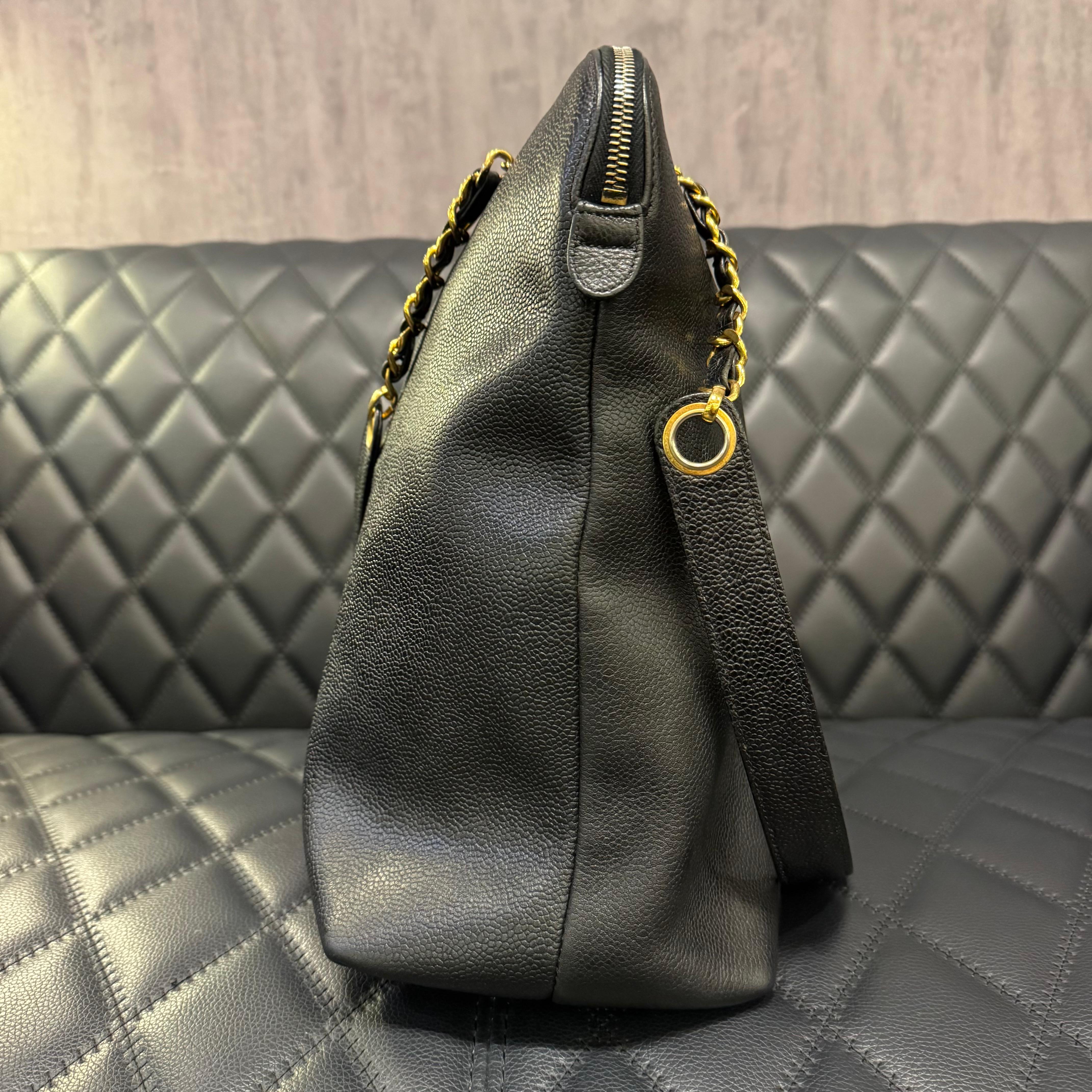 Chanel vintage años 90 Caviar negro Tote con cúpula y cremallera Negro en venta