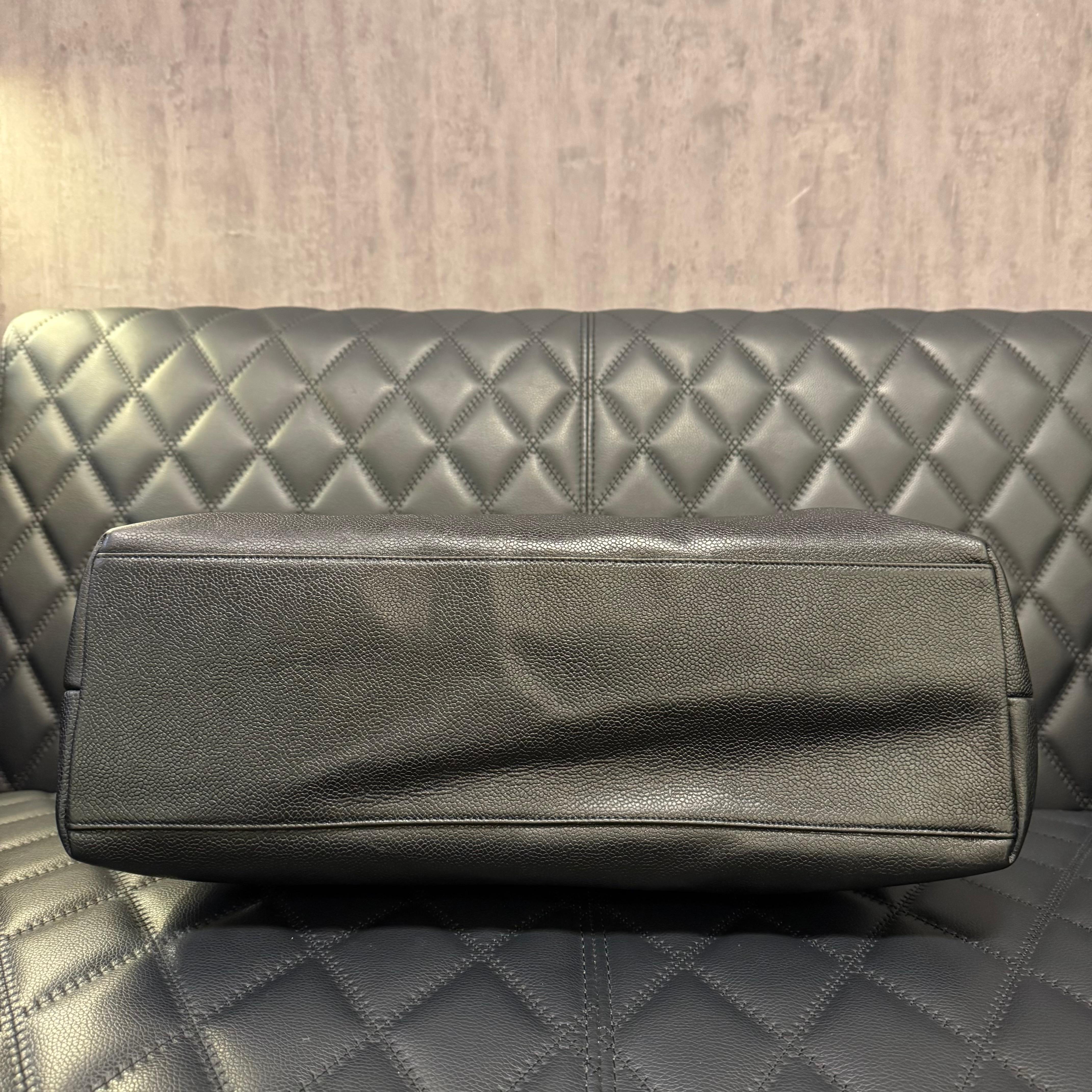 Femenino o masculino Chanel vintage años 90 Caviar negro Tote con cúpula y cremallera en venta