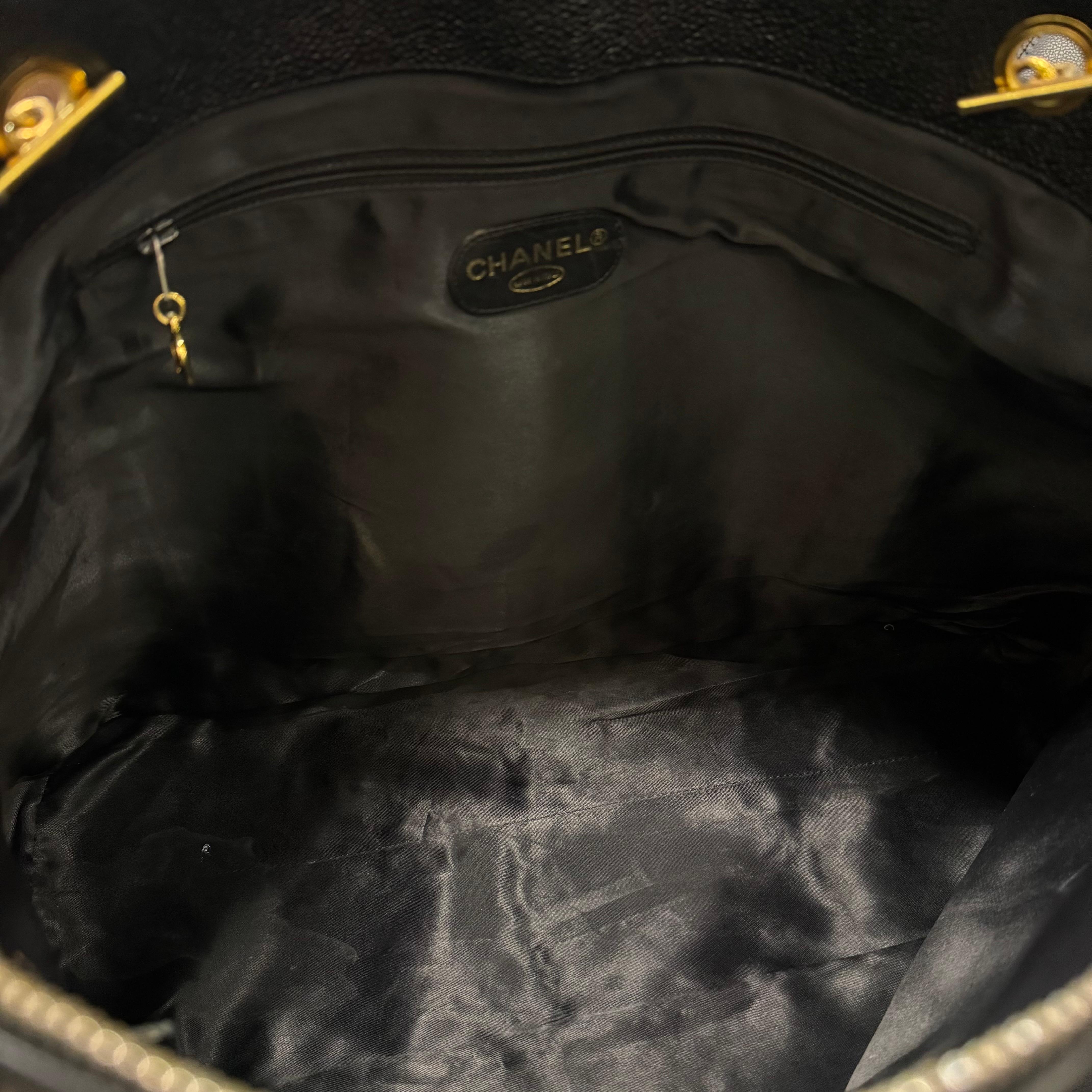 Chanel vintage años 90 Caviar negro Tote con cúpula y cremallera en venta 1
