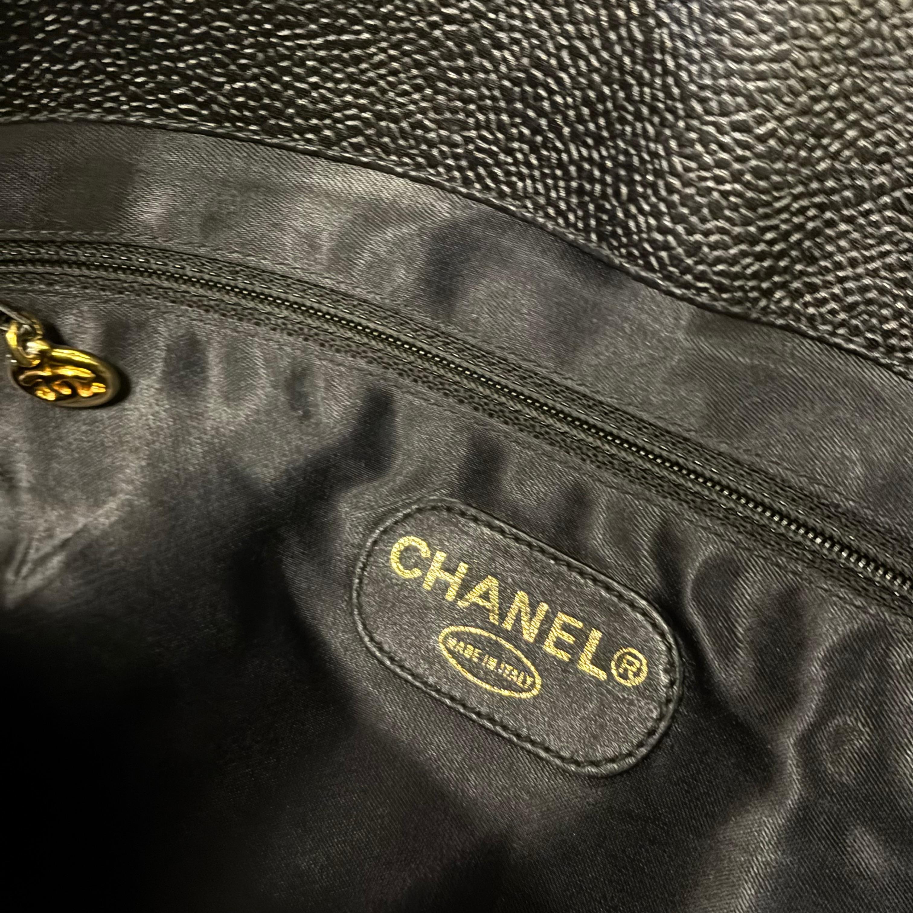 Chanel vintage años 90 Caviar negro Tote con cúpula y cremallera en venta 2
