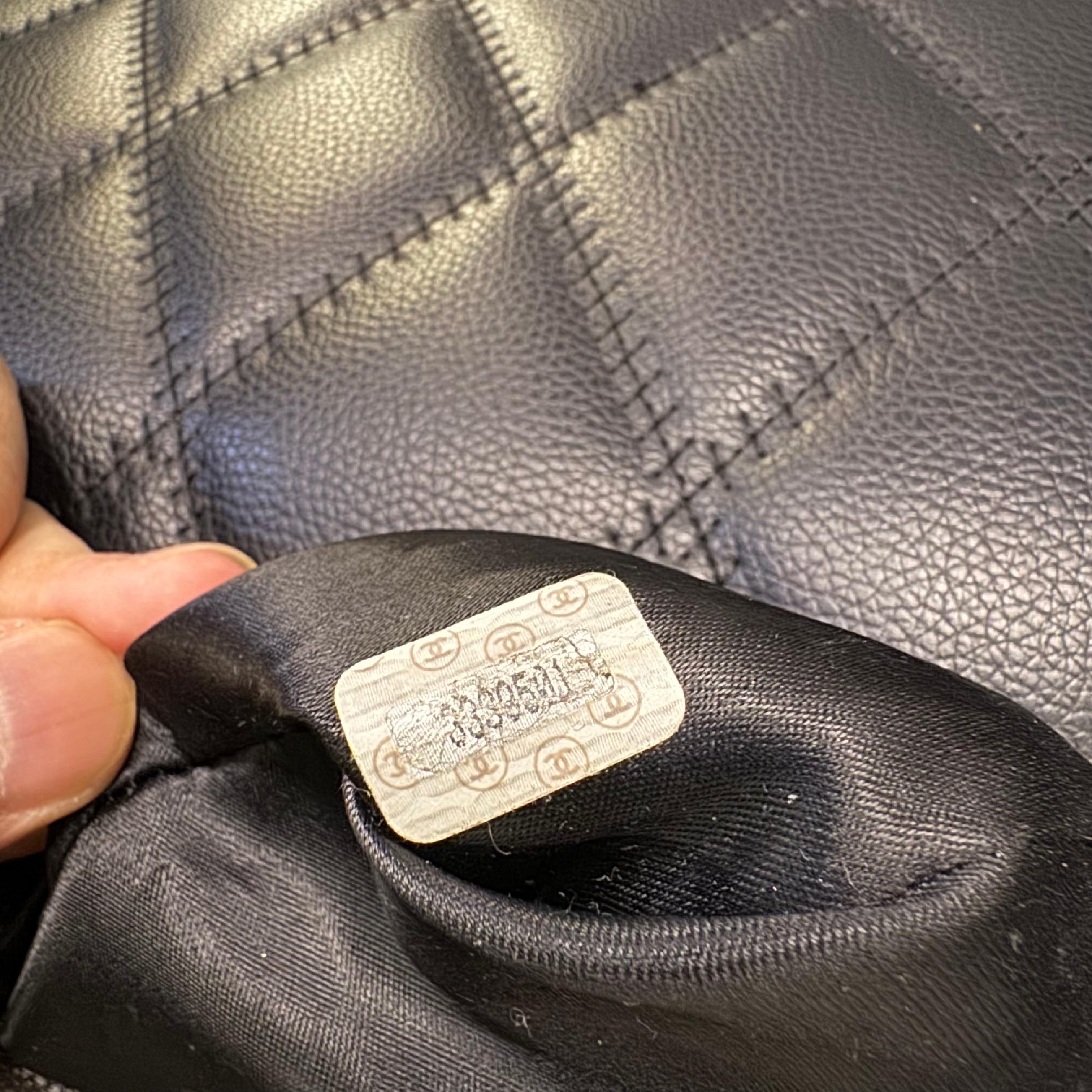 Chanel vintage años 90 Caviar negro Tote con cúpula y cremallera en venta 3