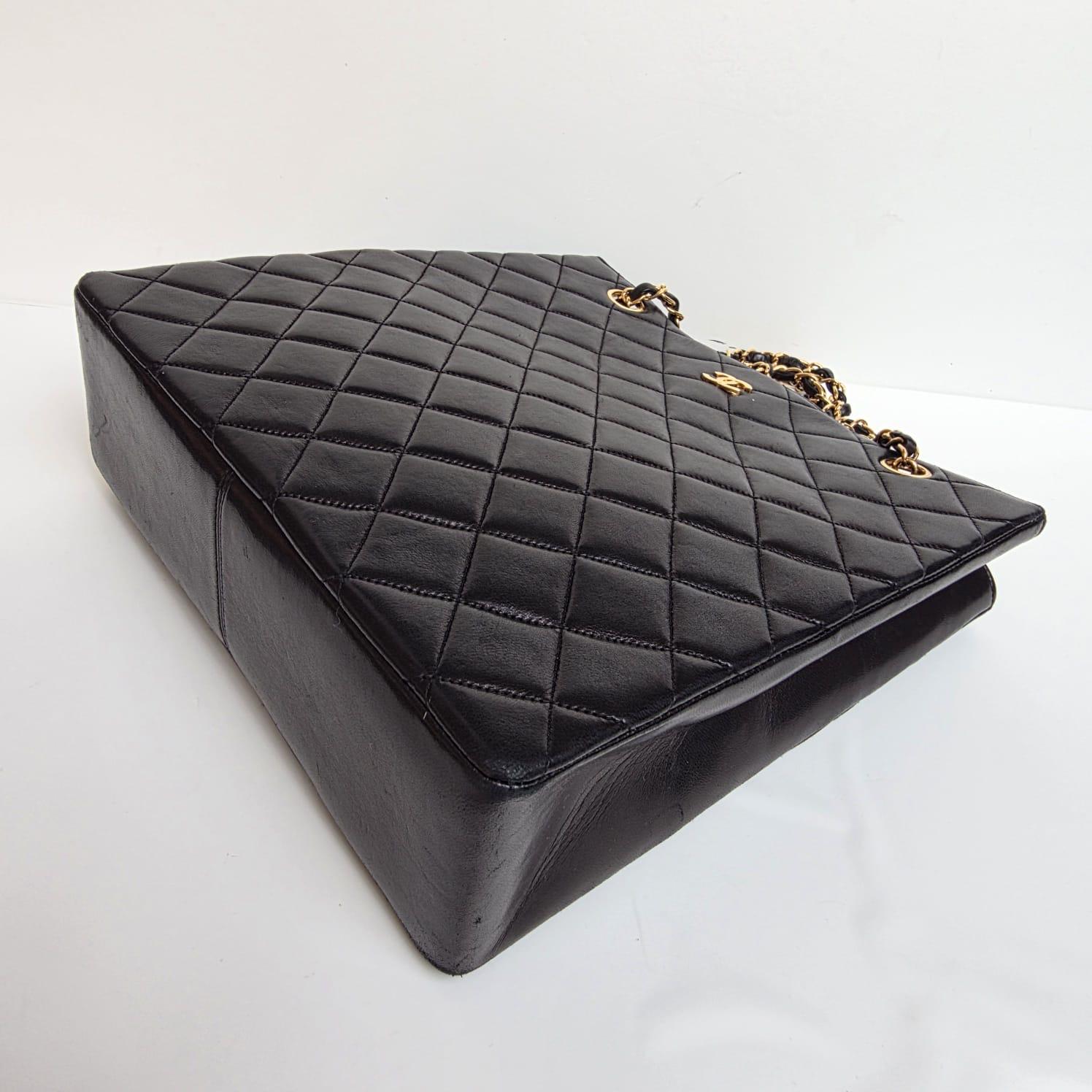 Vintage 1990 Chanel Fourre-tout en cuir d'agneau noir en vente 5