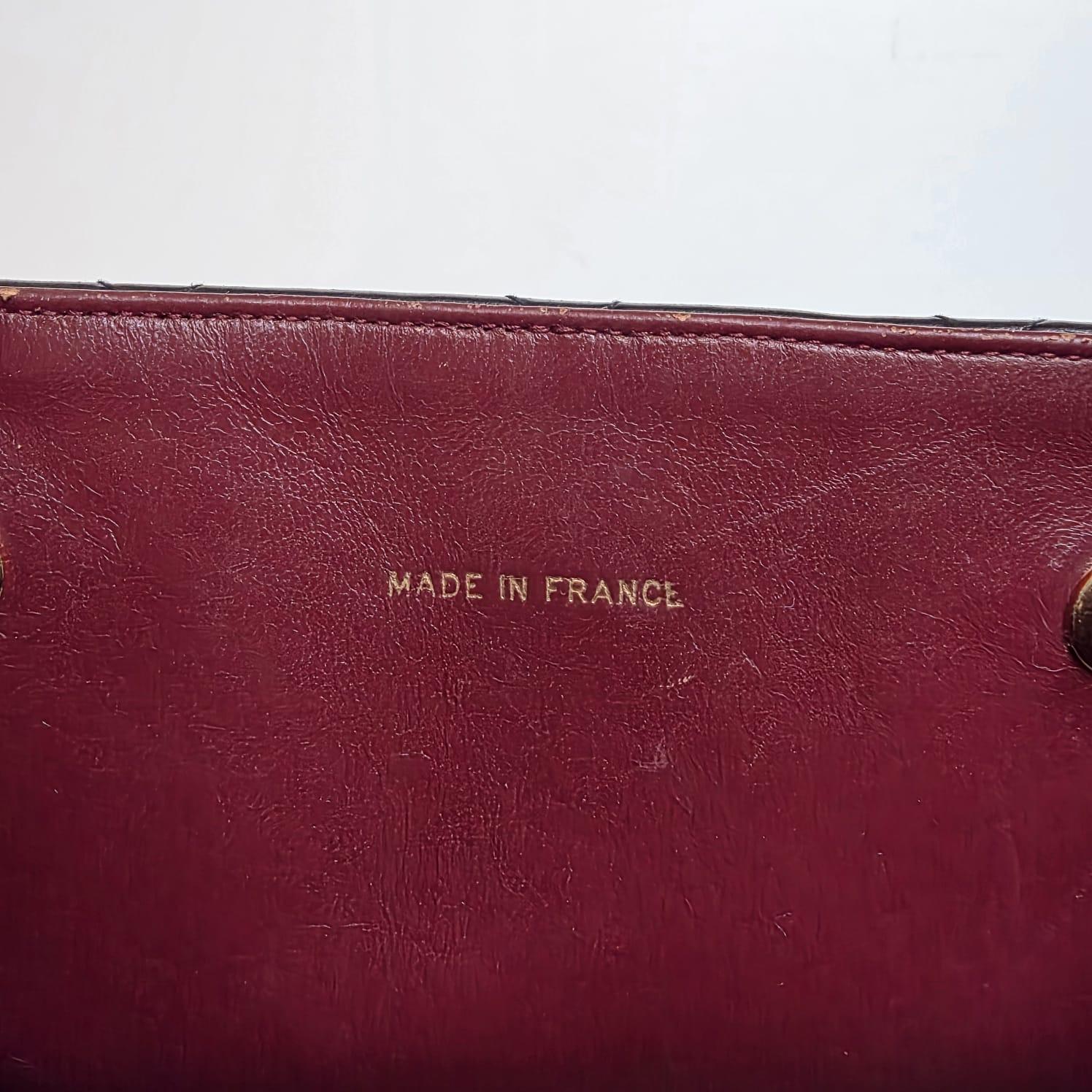 Fourre-tout vintage en cuir d'agneau de Chanel, de couleur noire, avec des ferrures dorées. Très bon état pour du vintage. Très légères éraflures sur le cuir. Facile à porter au quotidien. Série n°2. Livré avec son holo et sa carte.