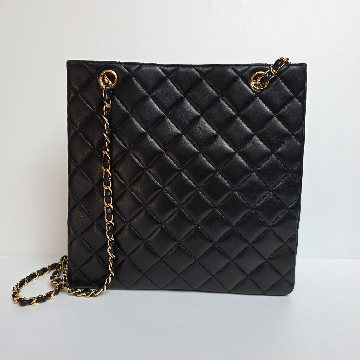 Noir Vintage 1990 Chanel Fourre-tout en cuir d'agneau noir en vente