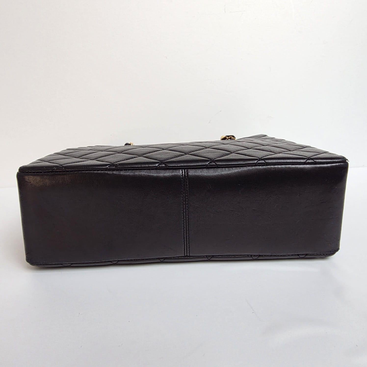 Vintage 1990 Chanel Fourre-tout en cuir d'agneau noir Unisexe en vente
