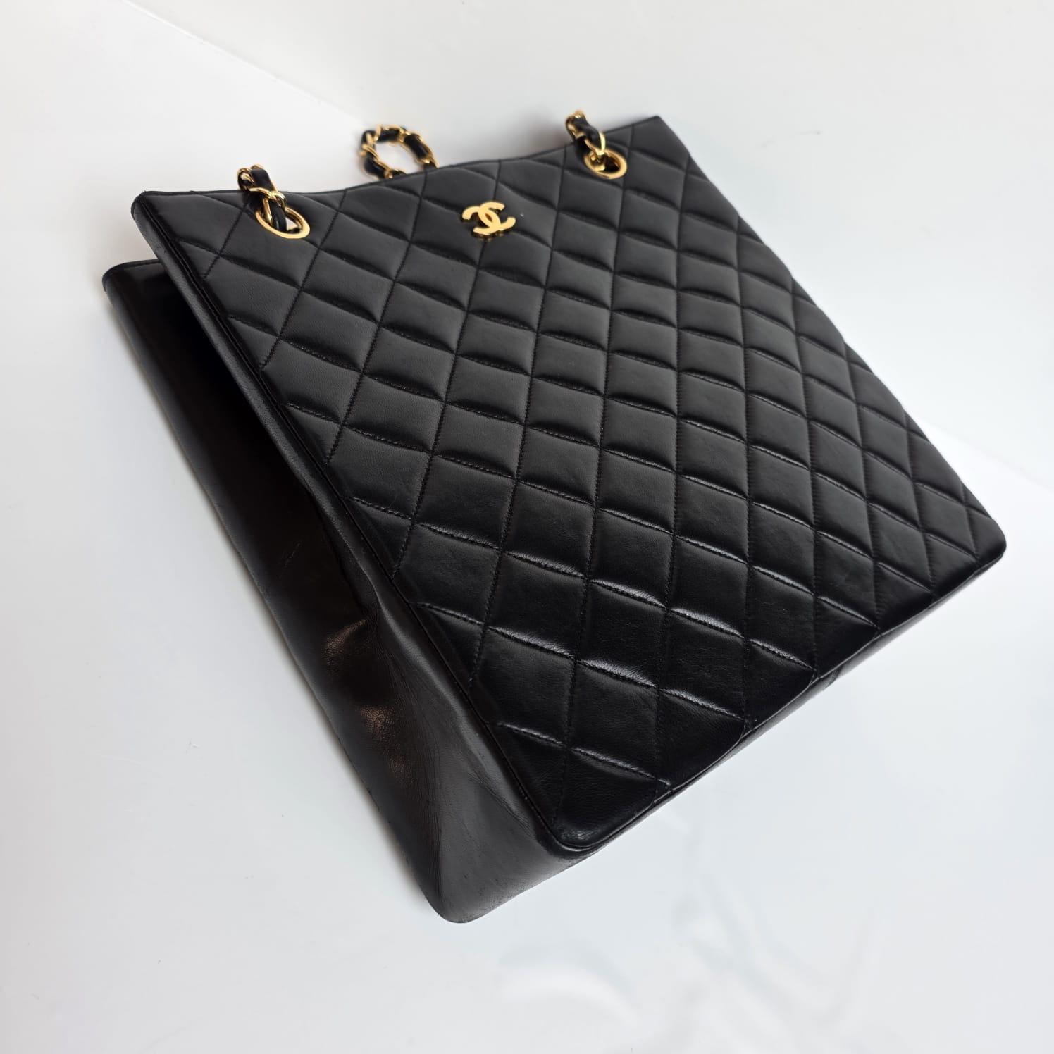 Vintage 1990 Chanel Fourre-tout en cuir d'agneau noir en vente 2