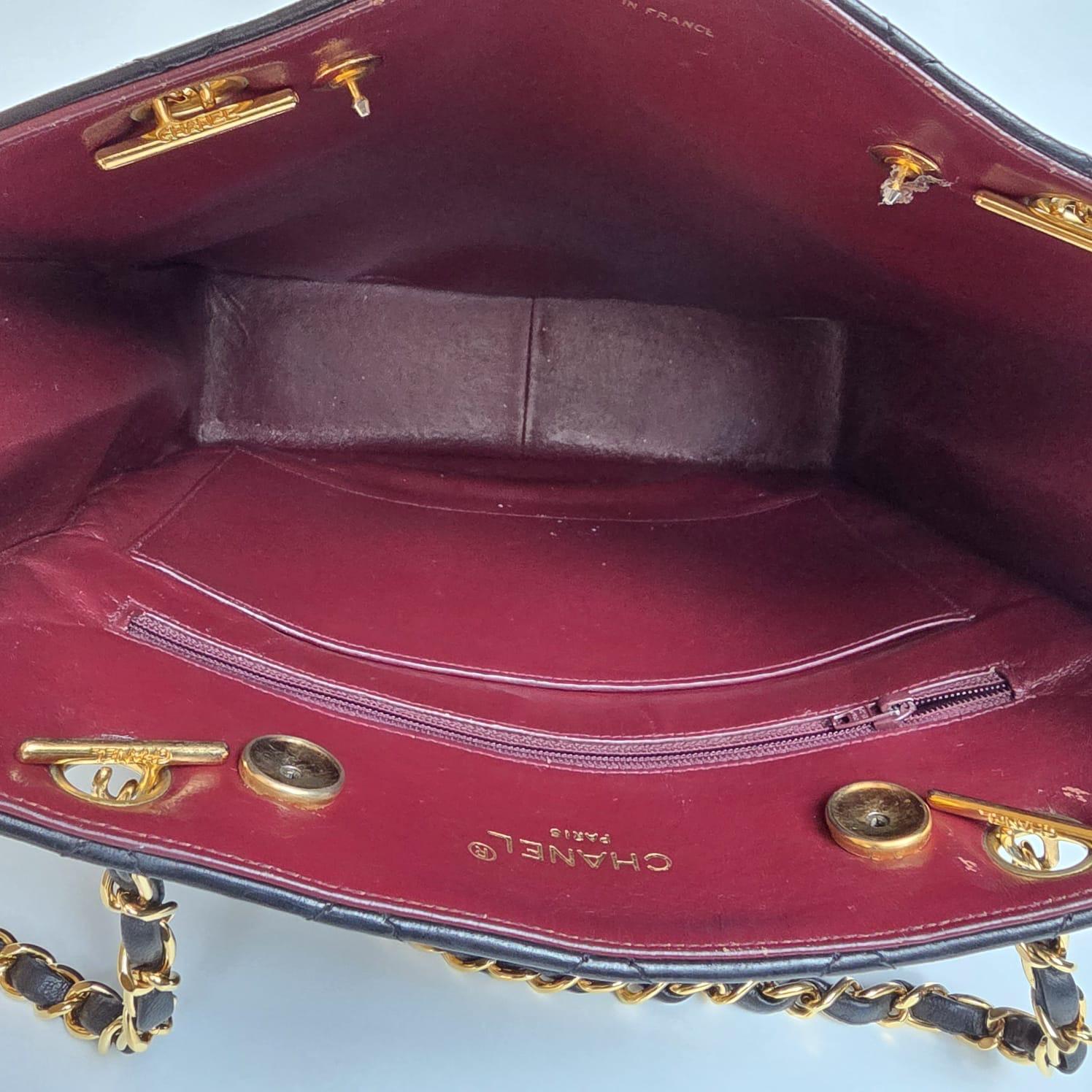 Vintage 1990 Chanel Fourre-tout en cuir d'agneau noir en vente 4