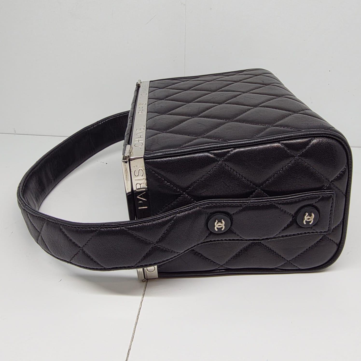Vintage 1990 Chanel Sac Vanity Box en cuir d'agneau noir en vente 5
