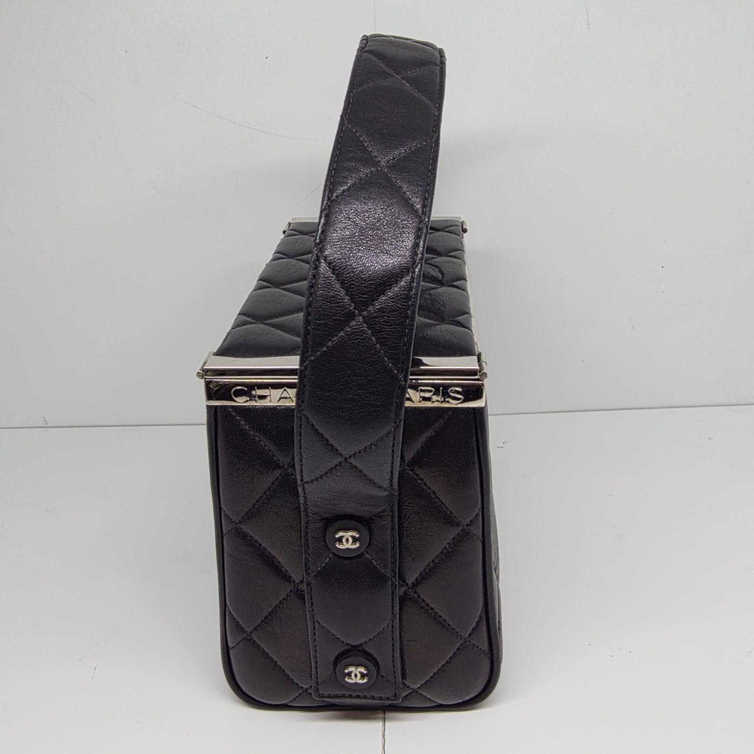 Vintage 1990 Chanel Sac Vanity Box en cuir d'agneau noir en vente 6