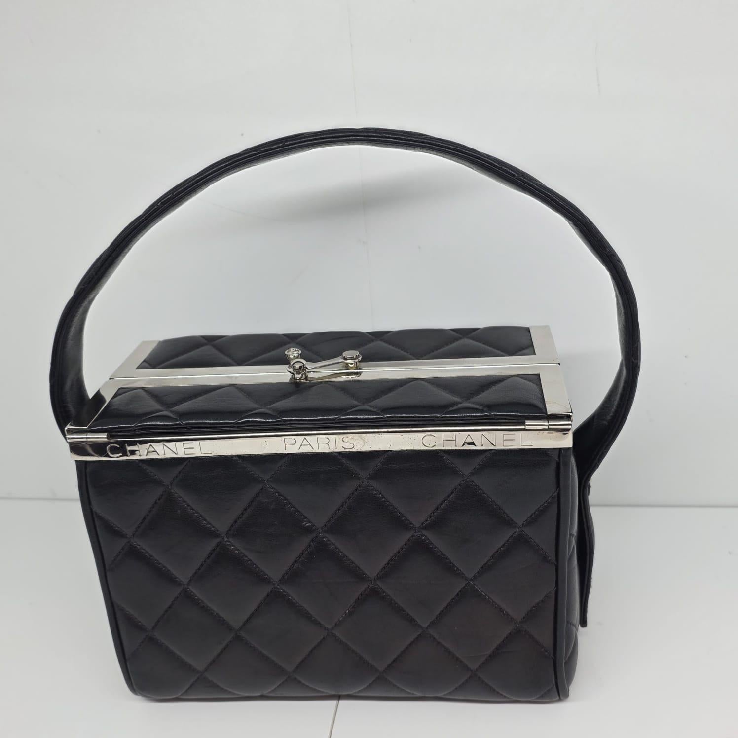 Vintage 1990 Chanel Sac Vanity Box en cuir d'agneau noir en vente 8