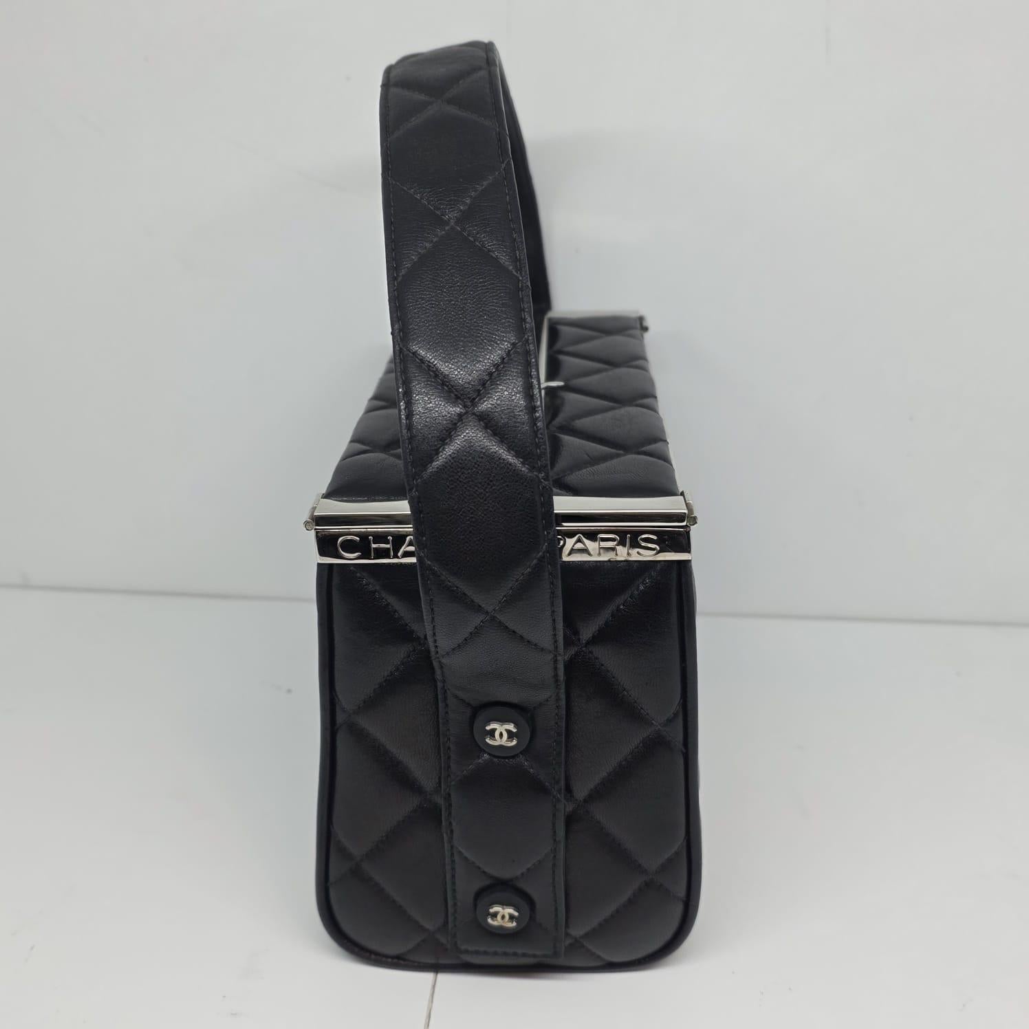 Vintage 1990 Chanel Sac Vanity Box en cuir d'agneau noir en vente 9