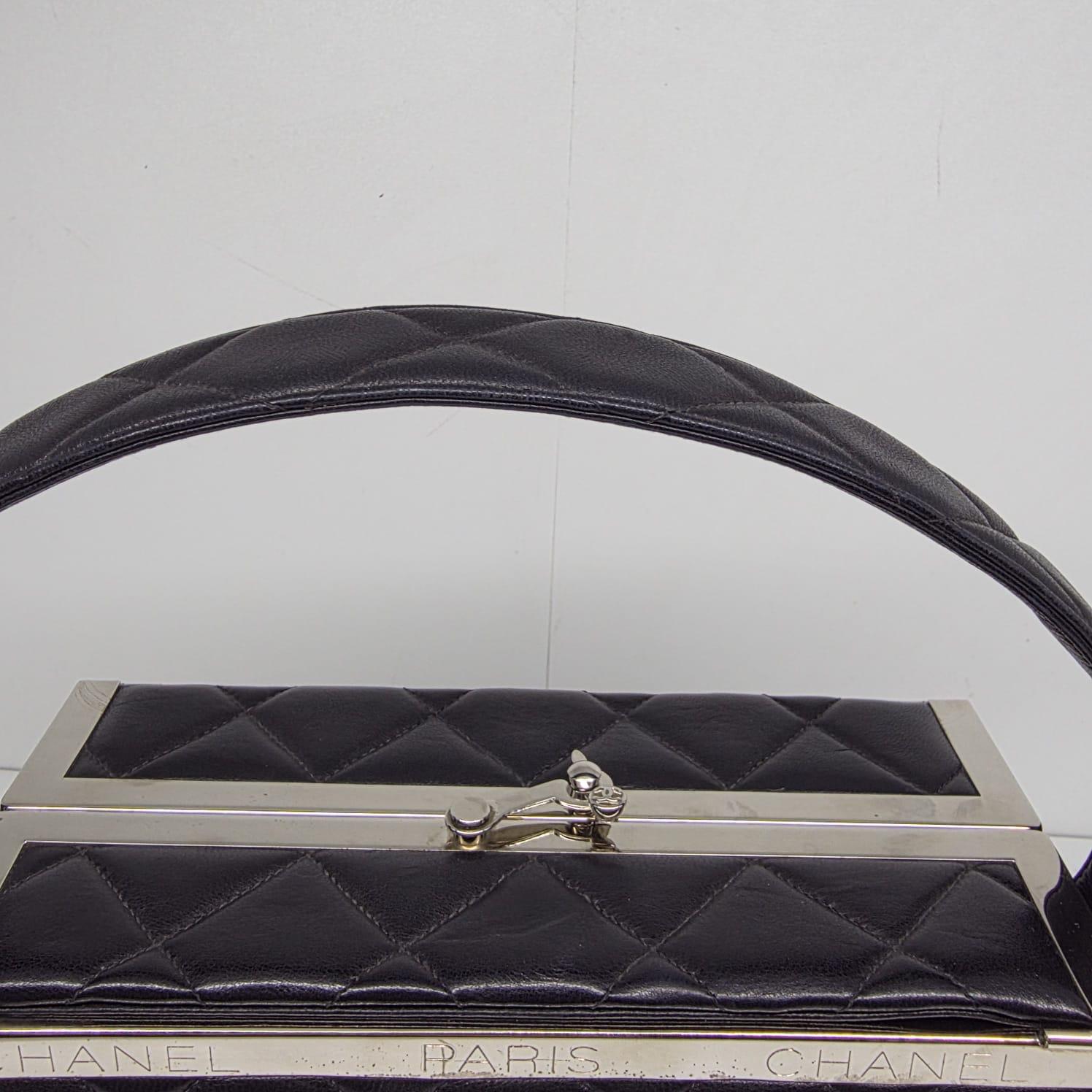 Vintage 1990 Chanel Sac Vanity Box en cuir d'agneau noir Bon état - En vente à Jakarta, Daerah Khusus Ibukota Jakarta