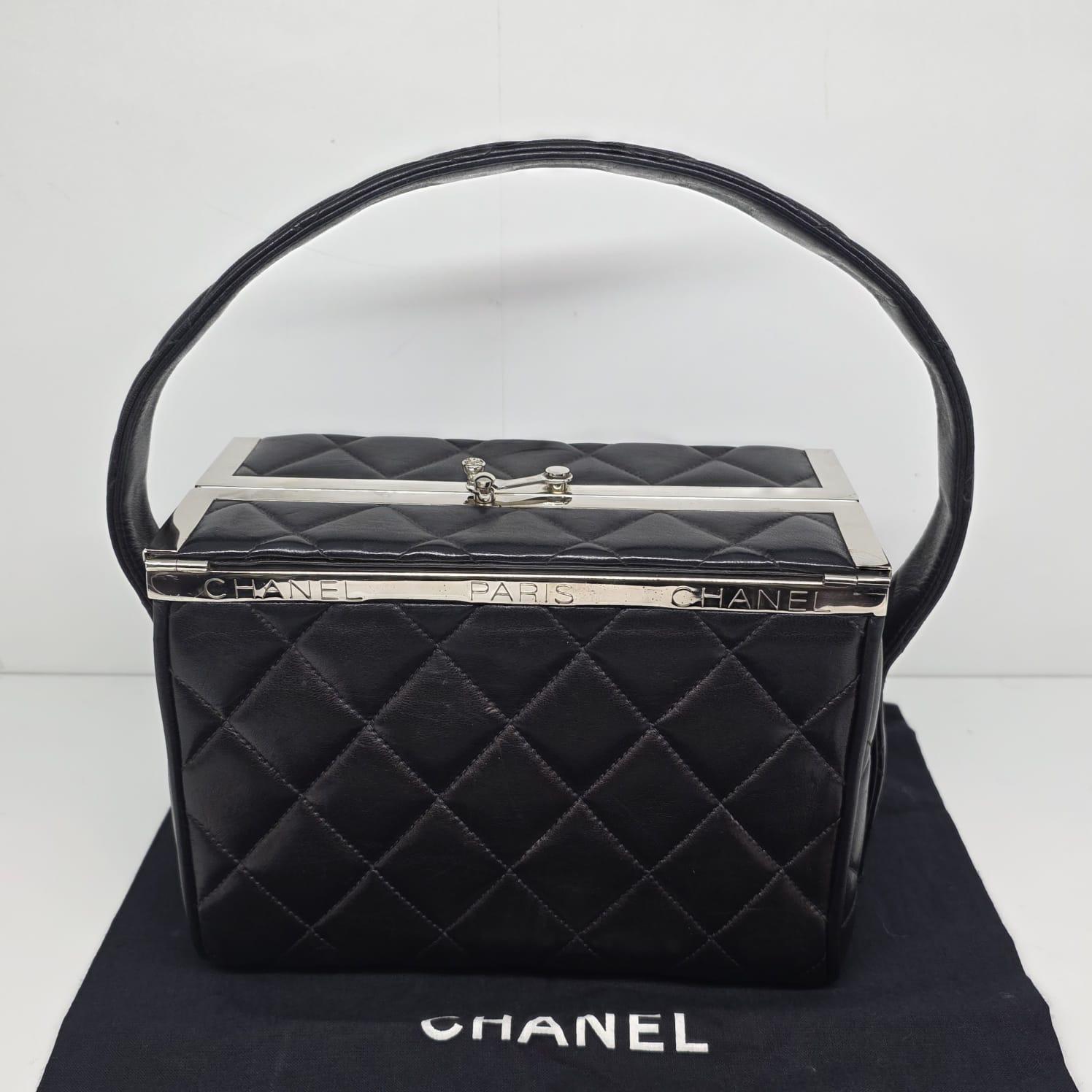 Vintage 1990 Chanel Sac Vanity Box en cuir d'agneau noir Unisexe en vente