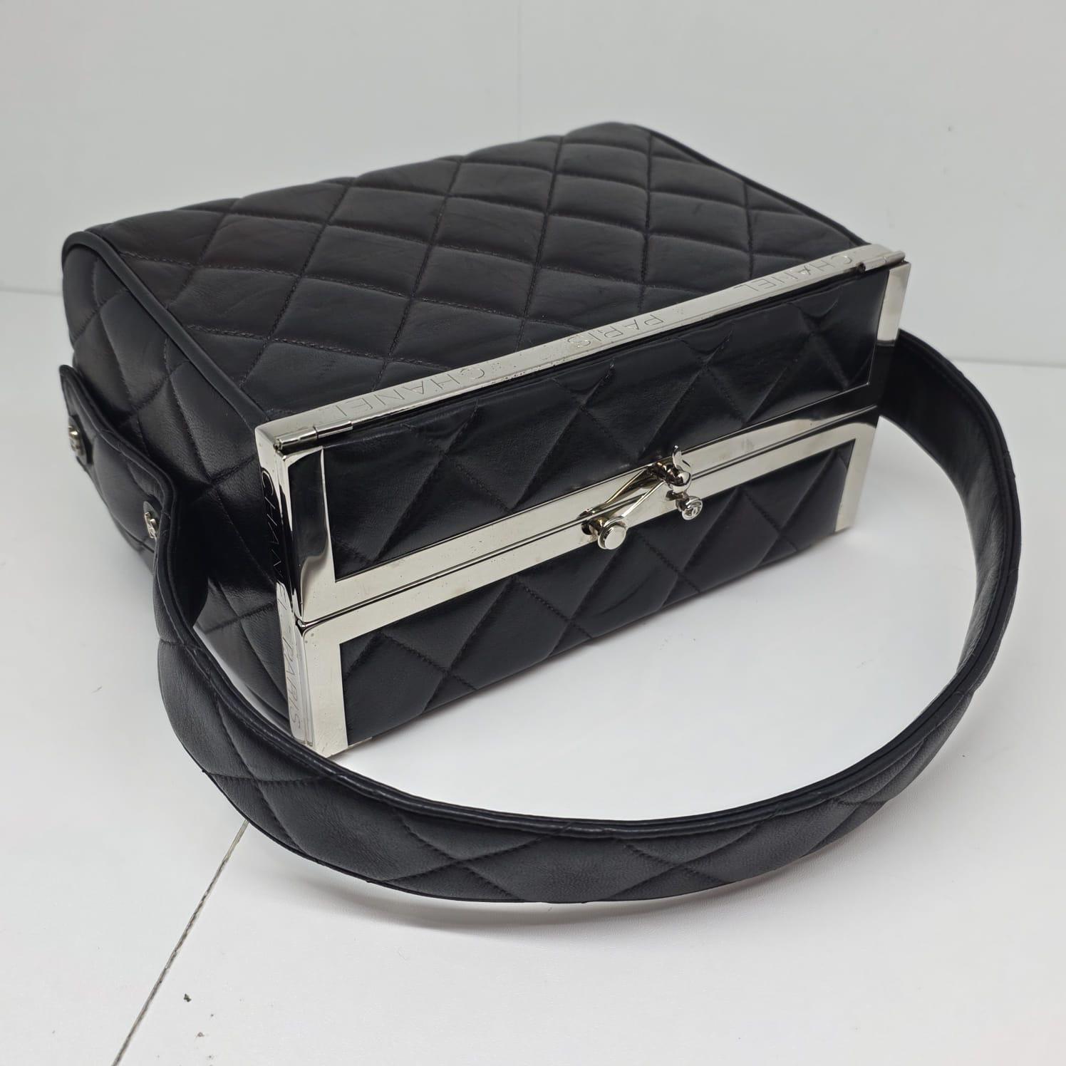 Vintage 1990 Chanel Sac Vanity Box en cuir d'agneau noir en vente 1