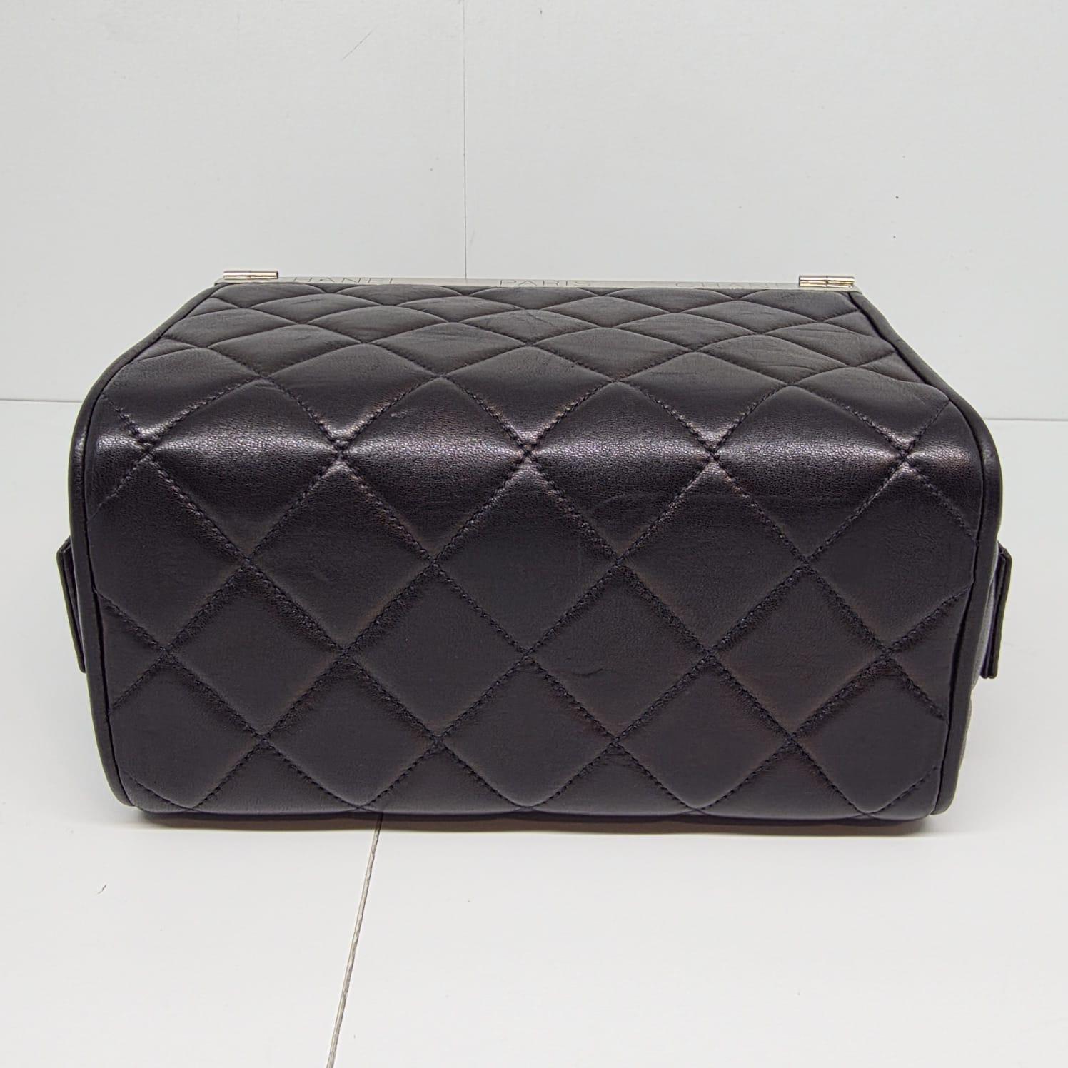 Vintage 1990 Chanel Sac Vanity Box en cuir d'agneau noir en vente 2