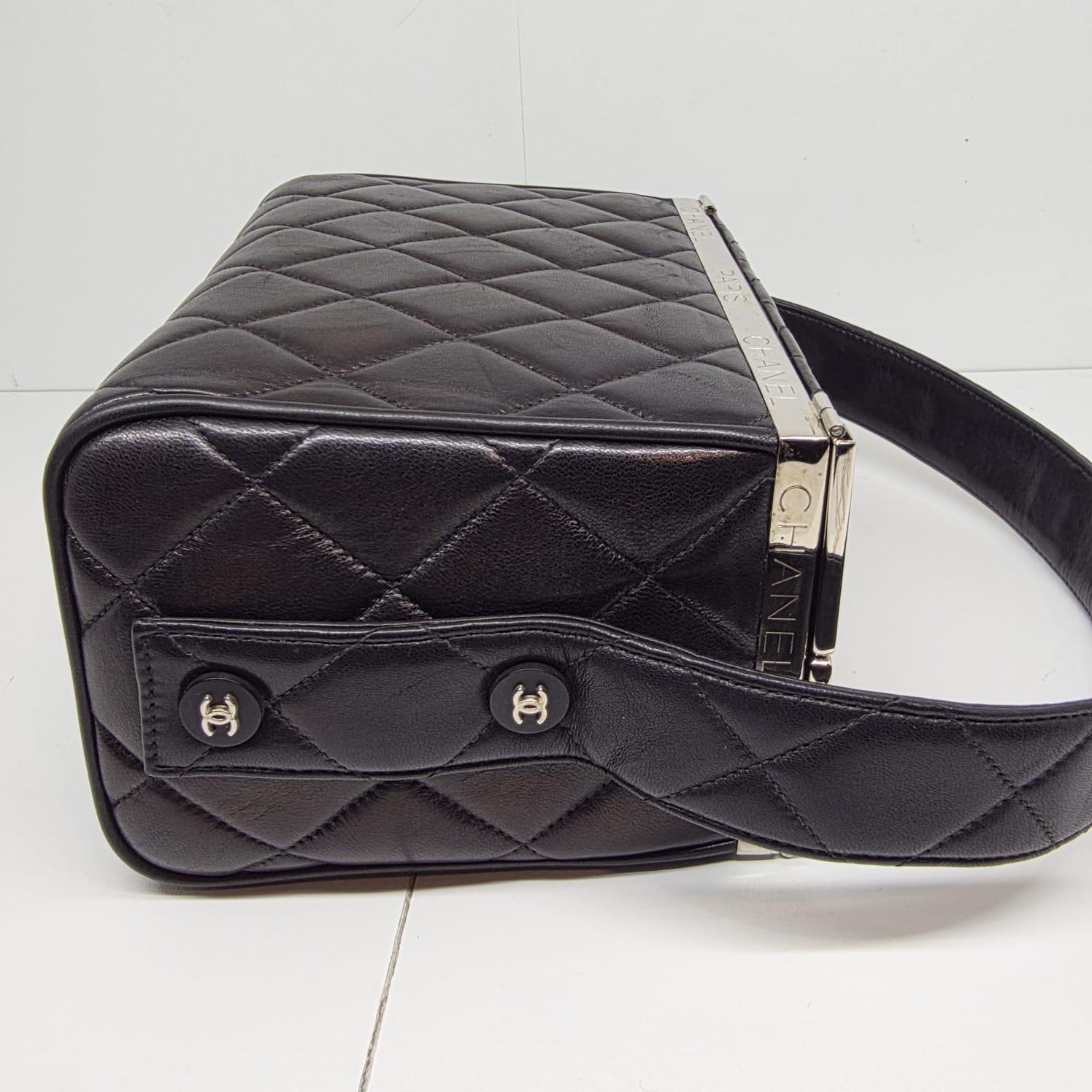 Vintage 1990 Chanel Sac Vanity Box en cuir d'agneau noir en vente 4