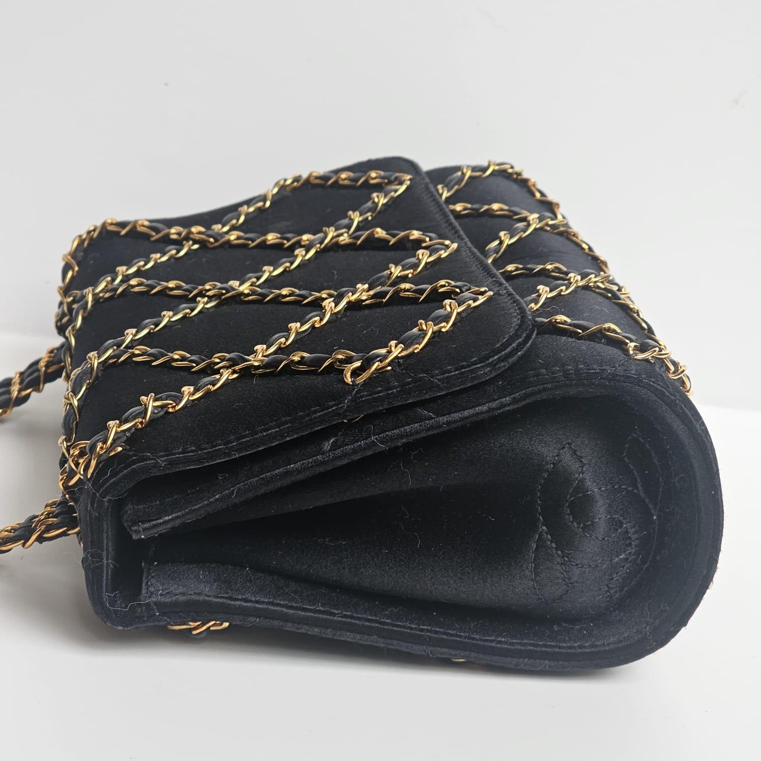 Vintage 1990s Chanel Black Mini Satin Quilted Chain Evening Bag (Schwarz) im Angebot