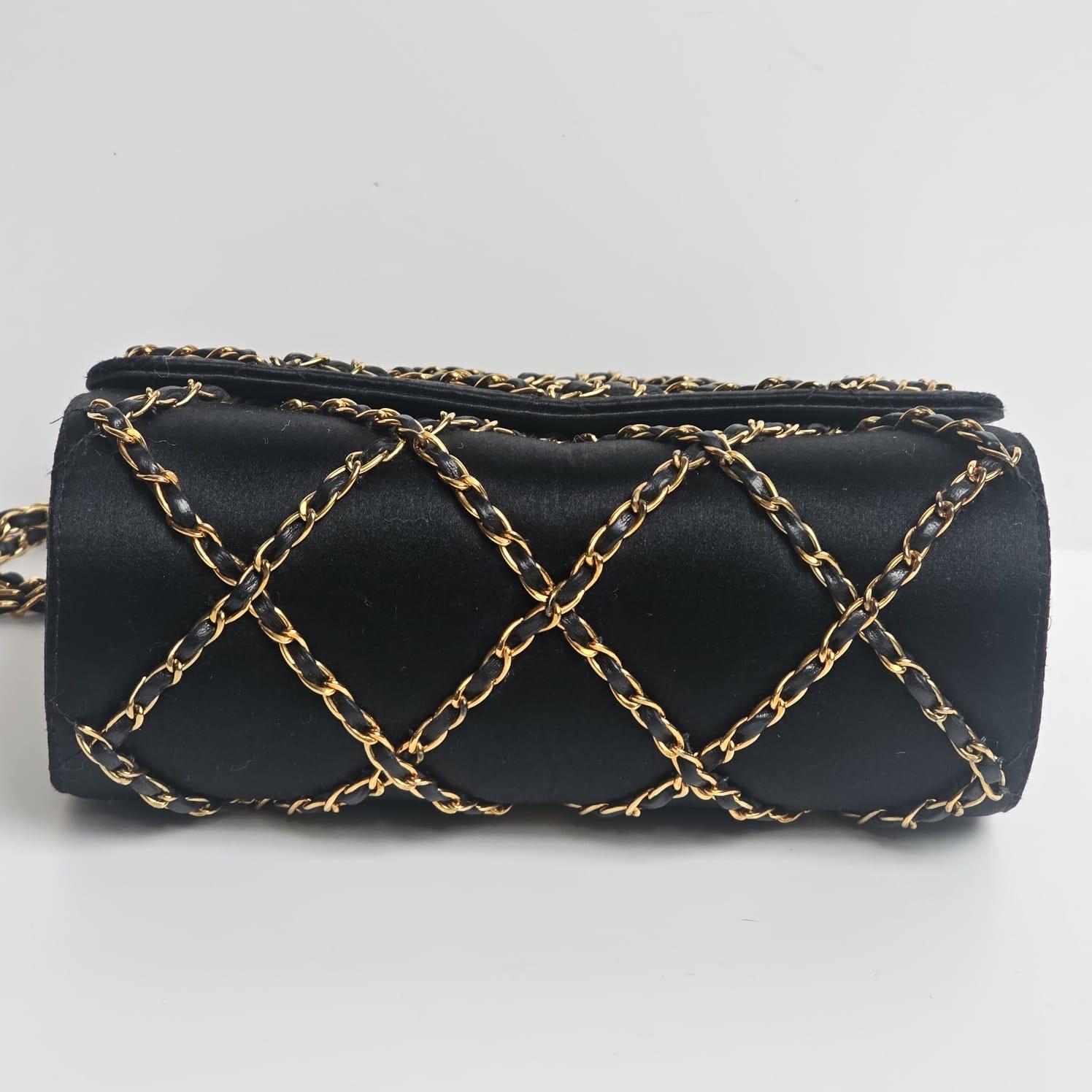 Vintage 1990s Chanel Black Mini Satin Quilted Chain Evening Bag im Zustand „Gut“ im Angebot in Jakarta, Daerah Khusus Ibukota Jakarta