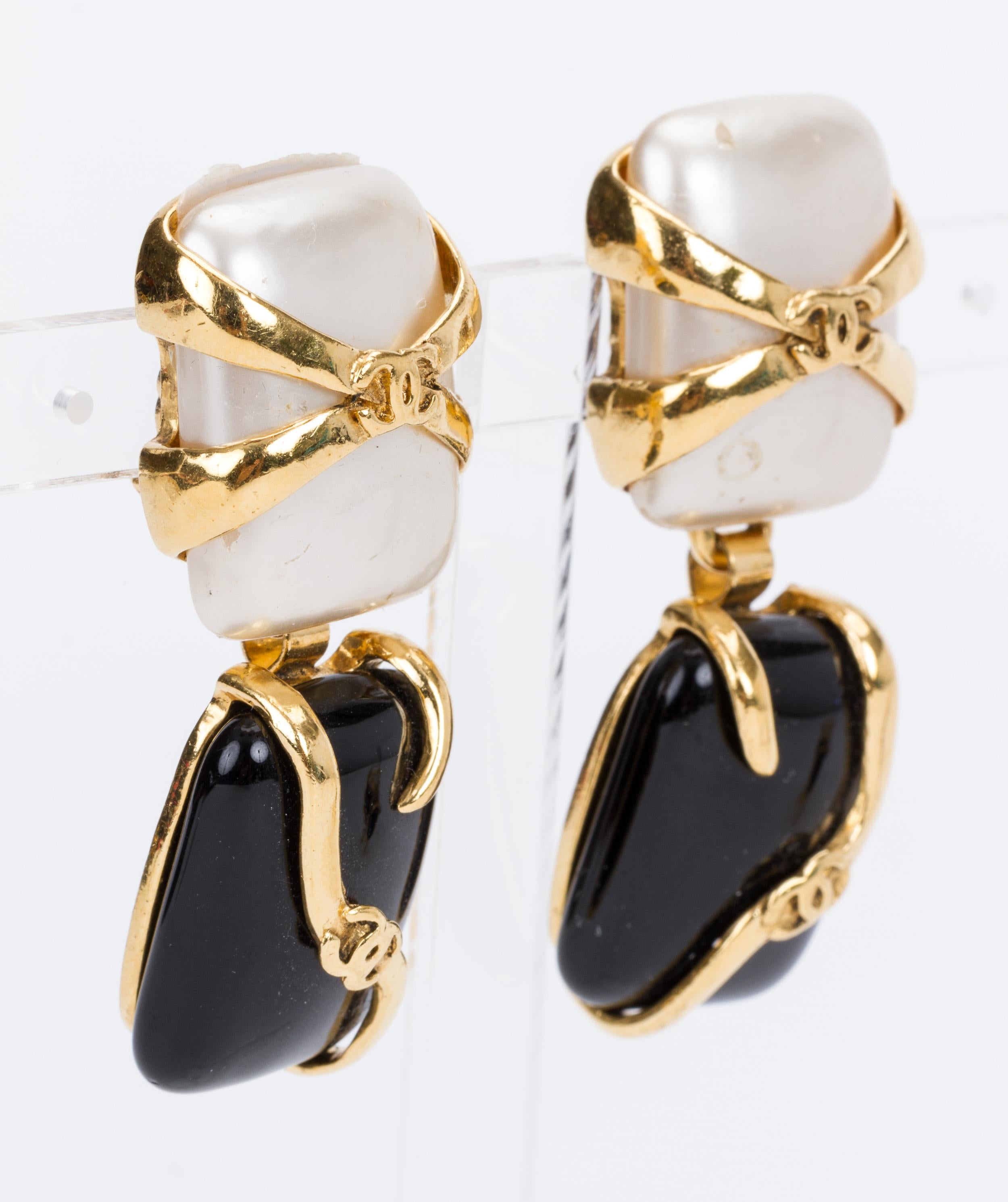 Vintage 1990's Chanel Black & Pearl Earrings Pin Set In Good Condition In West Hollywood, CA