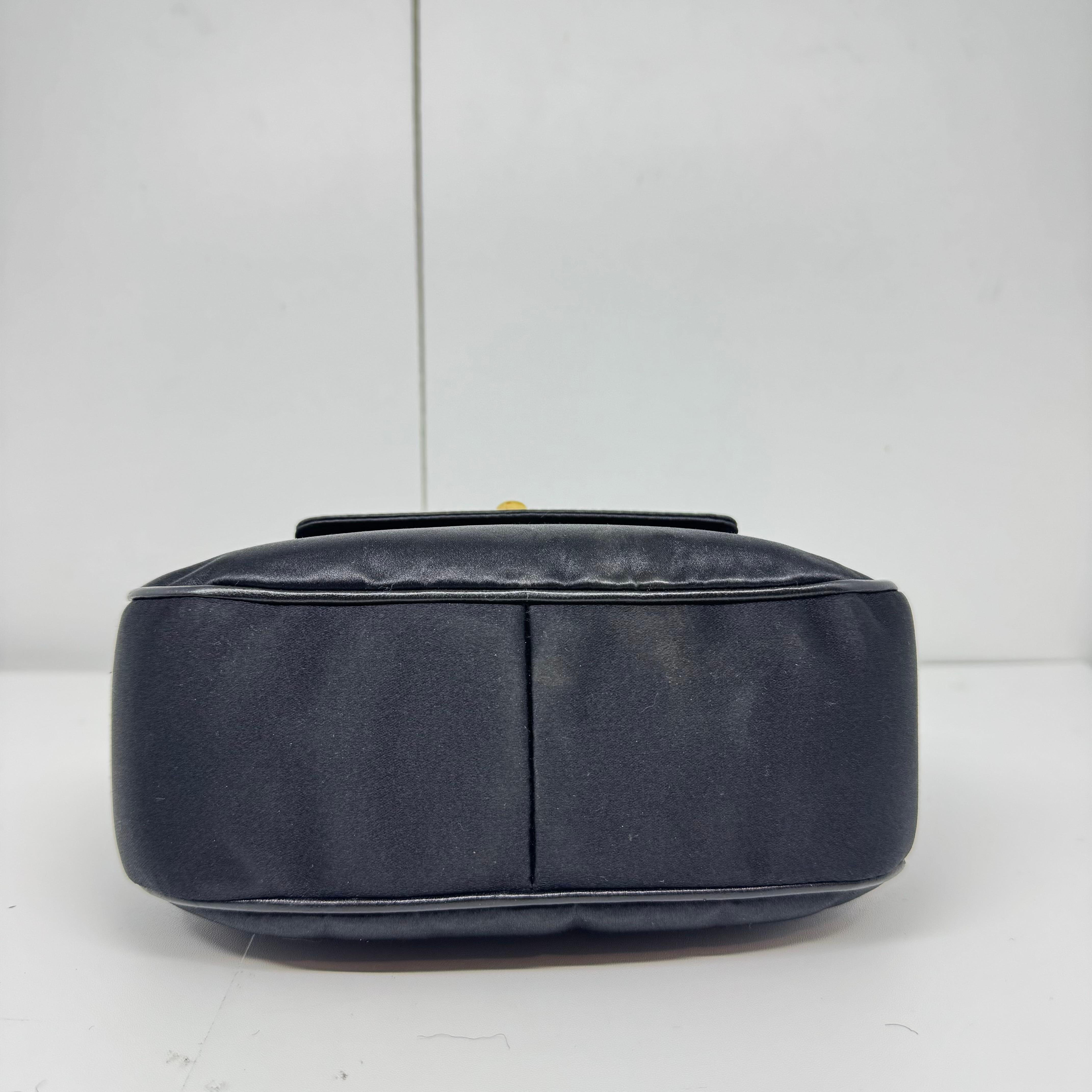 Vintage 1990 Chanel Mini sac à main en satin noir avec poignée tournante en vente 5