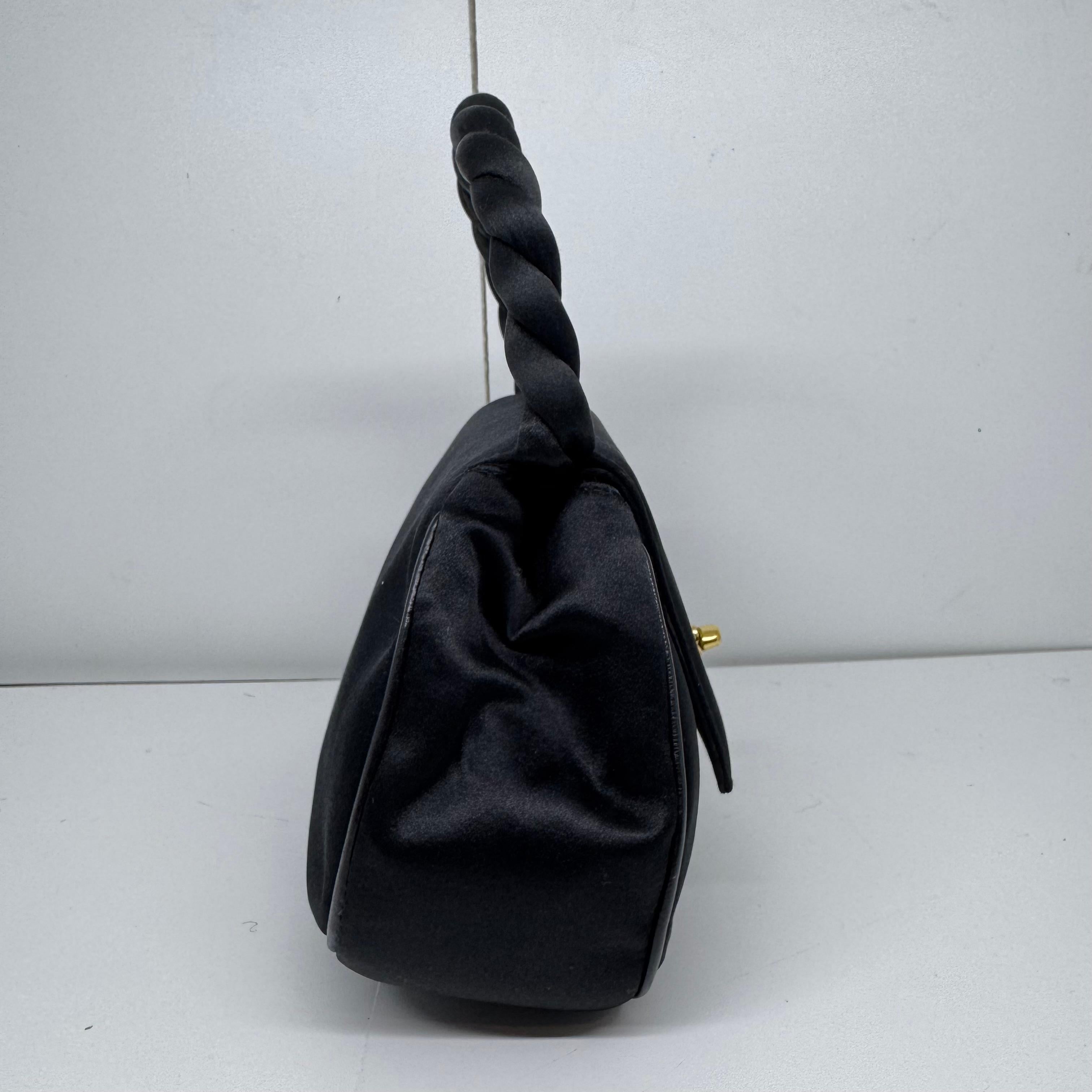 Vintage 1990 Chanel Mini sac à main en satin noir avec poignée tournante en vente 8