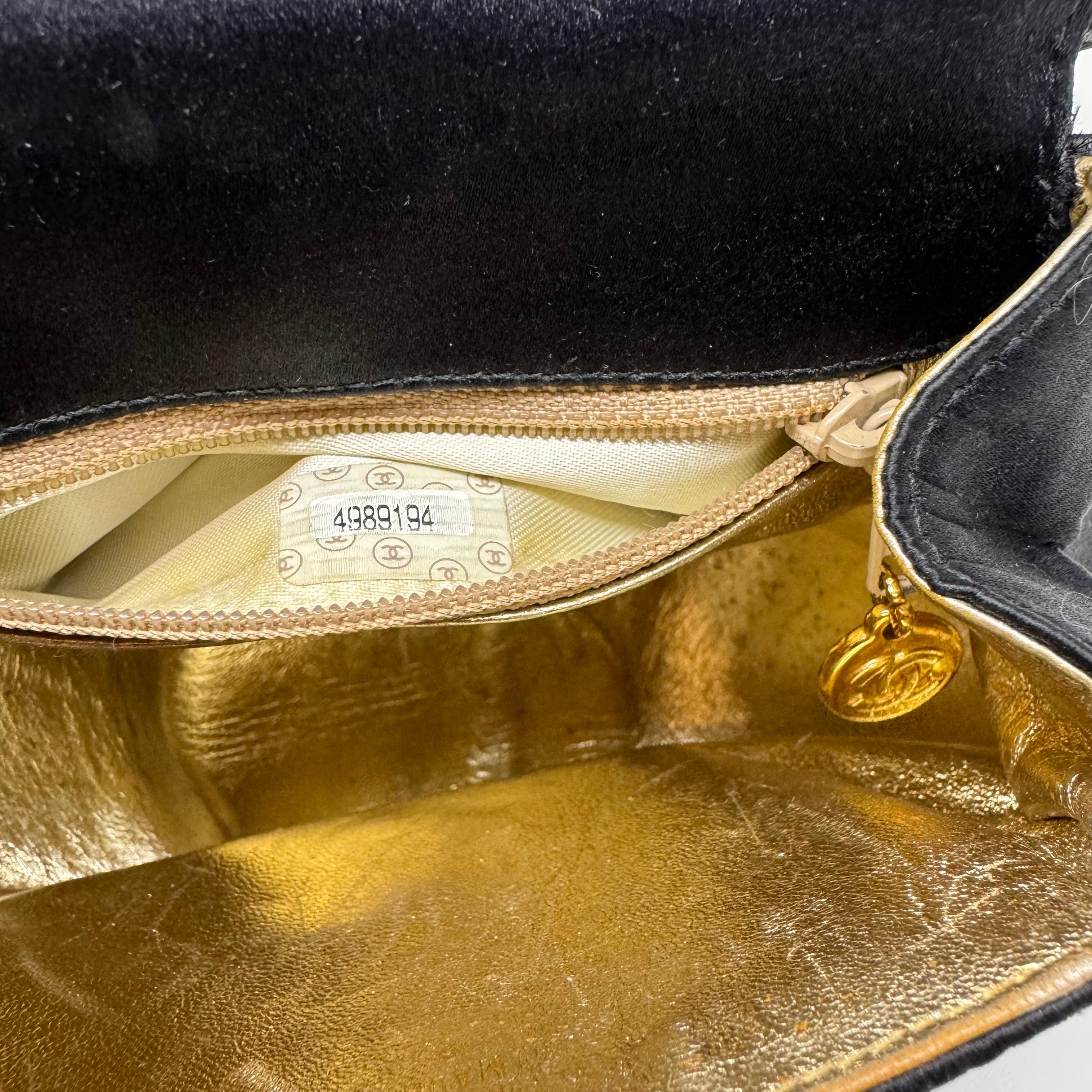 Noir Vintage 1990 Chanel Mini sac à main en satin noir avec poignée tournante en vente