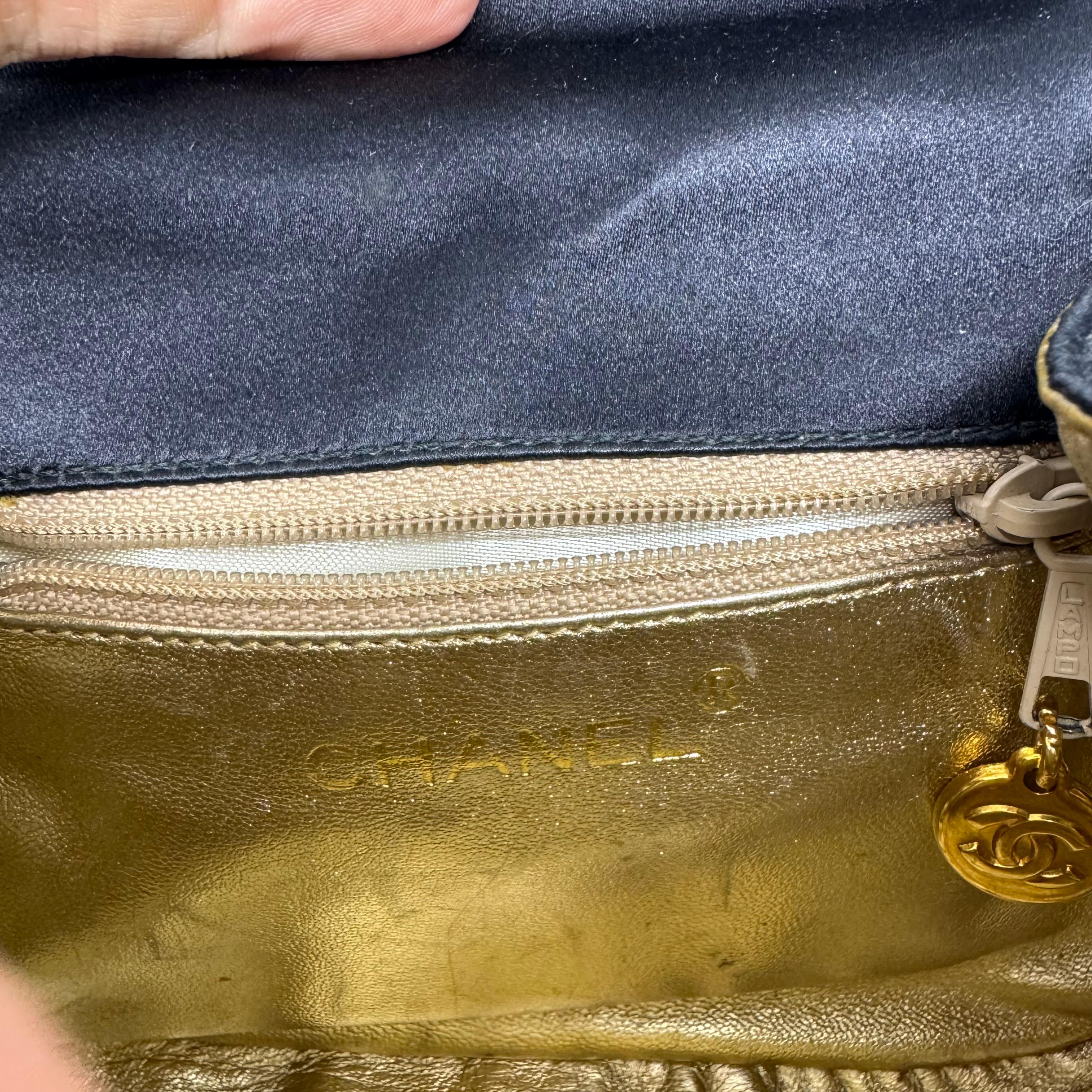Vintage 1990 Chanel Mini sac à main en satin noir avec poignée tournante Bon état - En vente à Jakarta, Daerah Khusus Ibukota Jakarta