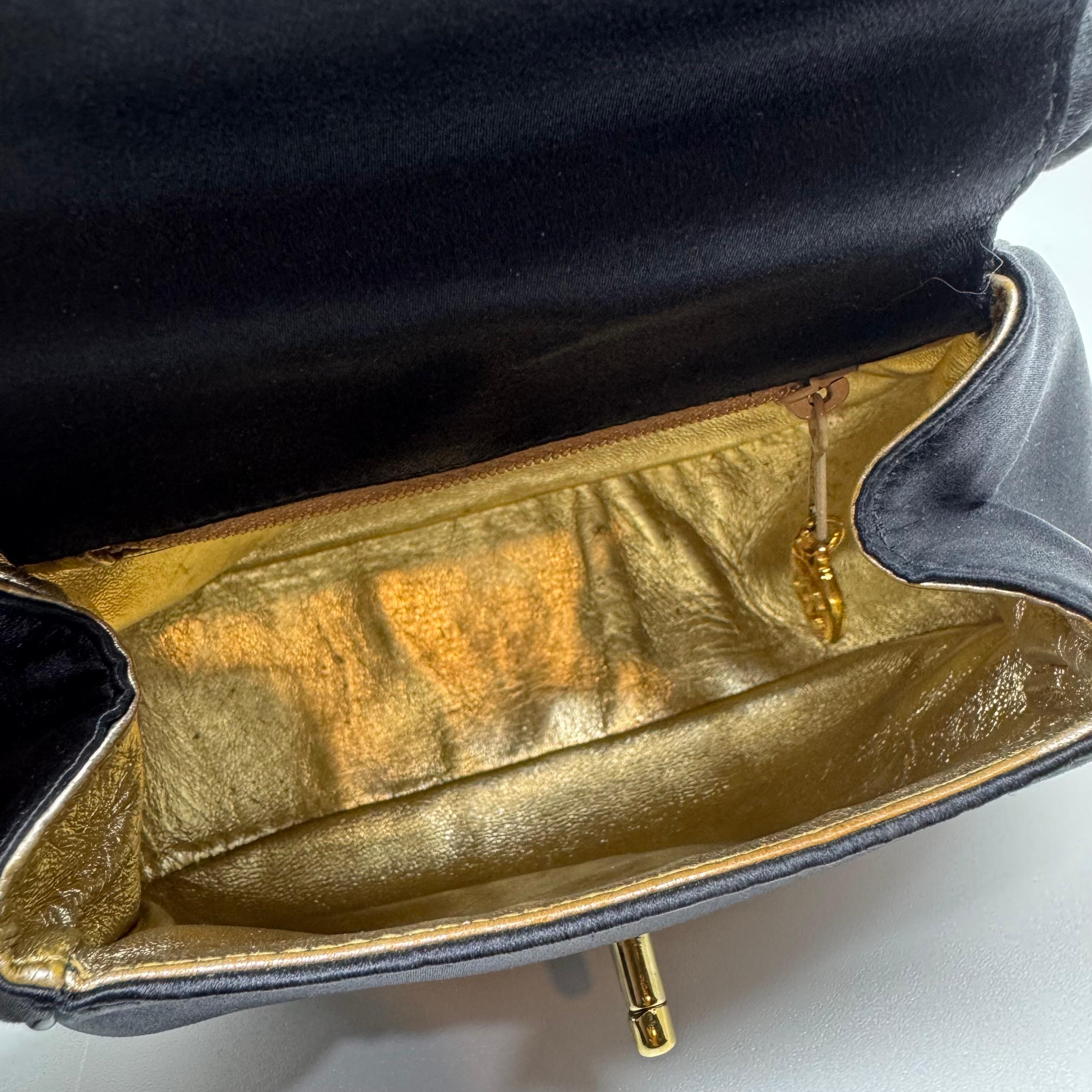 Vintage 1990 Chanel Mini sac à main en satin noir avec poignée tournante Unisexe en vente