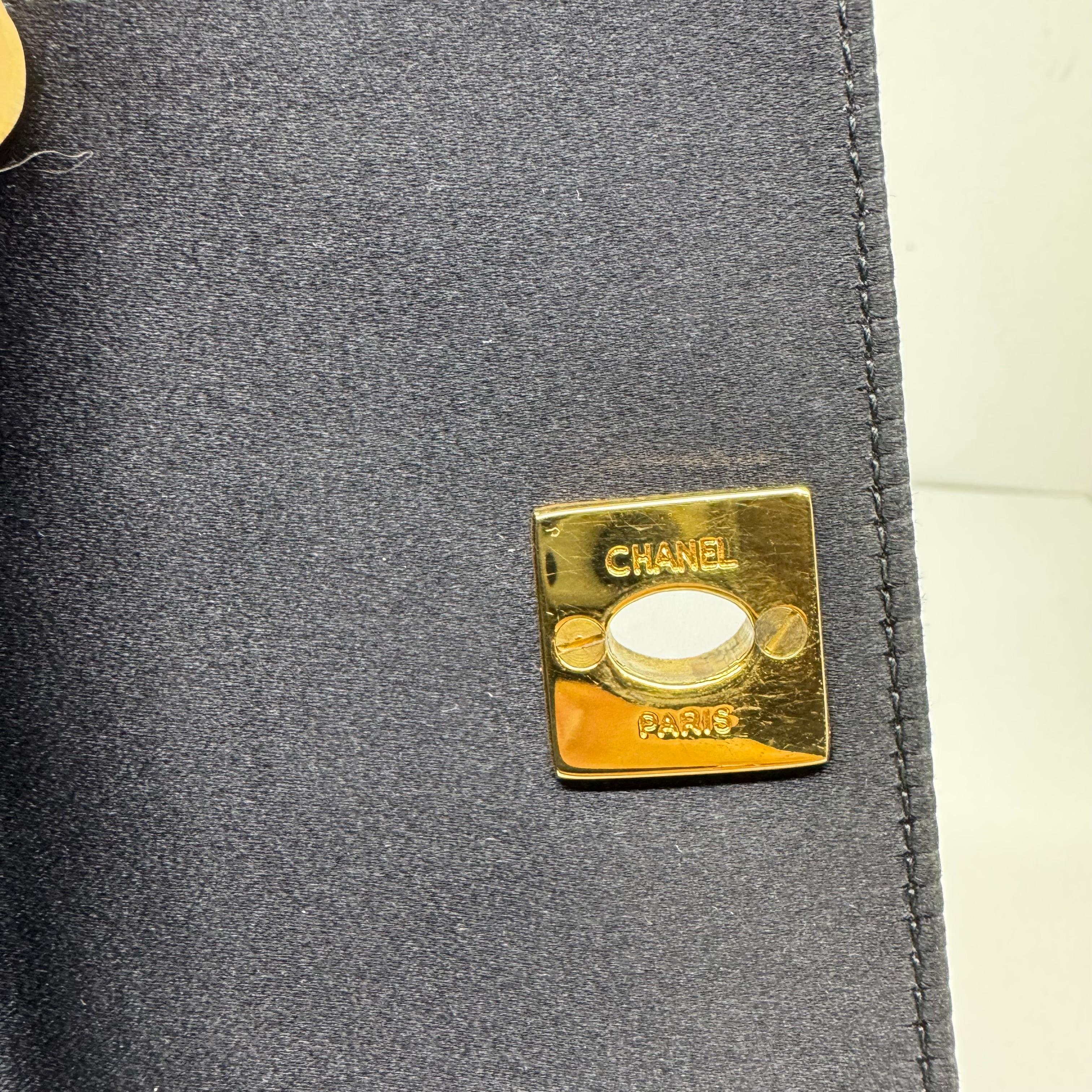Vintage 1990 Chanel Mini sac à main en satin noir avec poignée tournante en vente 1