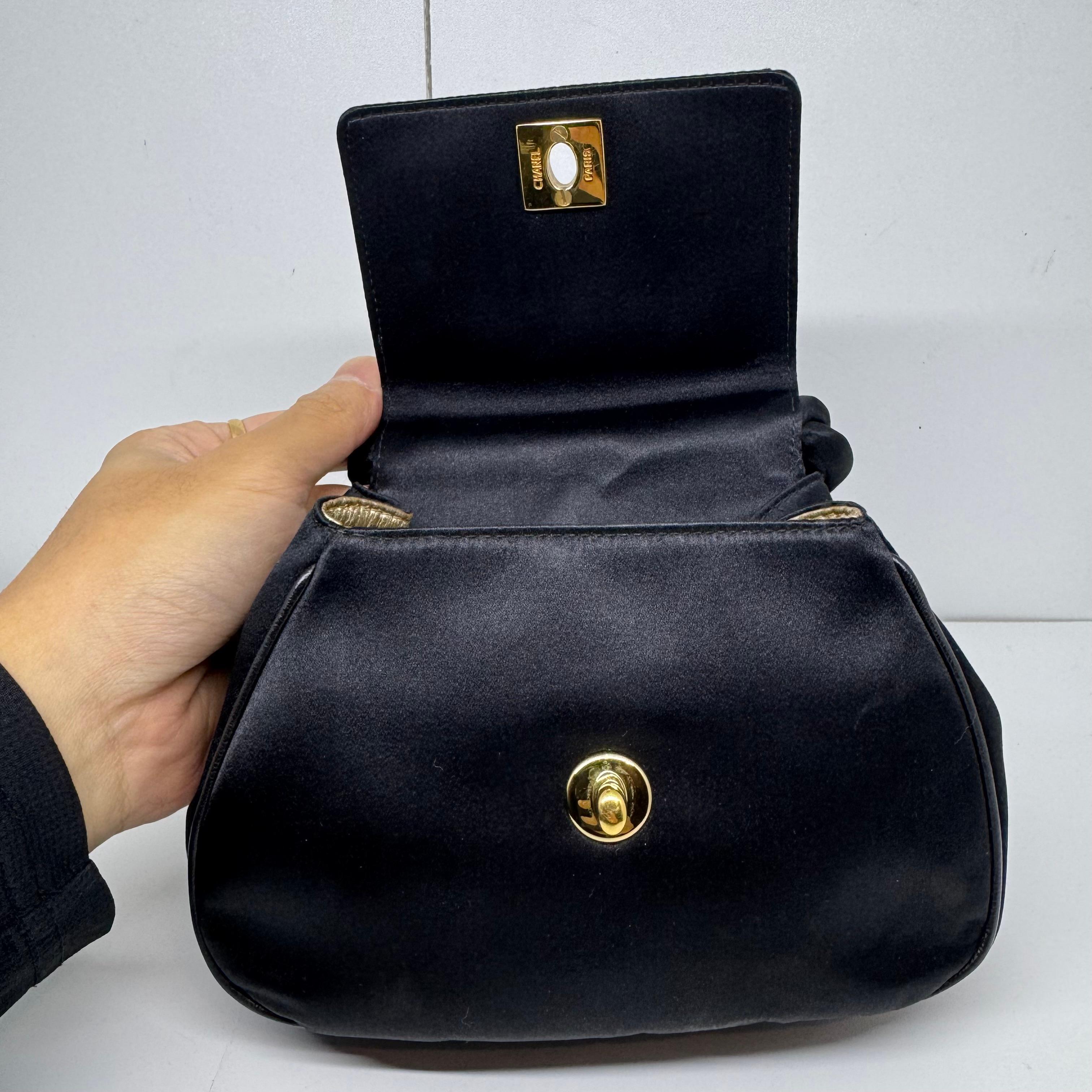 Vintage 1990 Chanel Mini sac à main en satin noir avec poignée tournante en vente 2