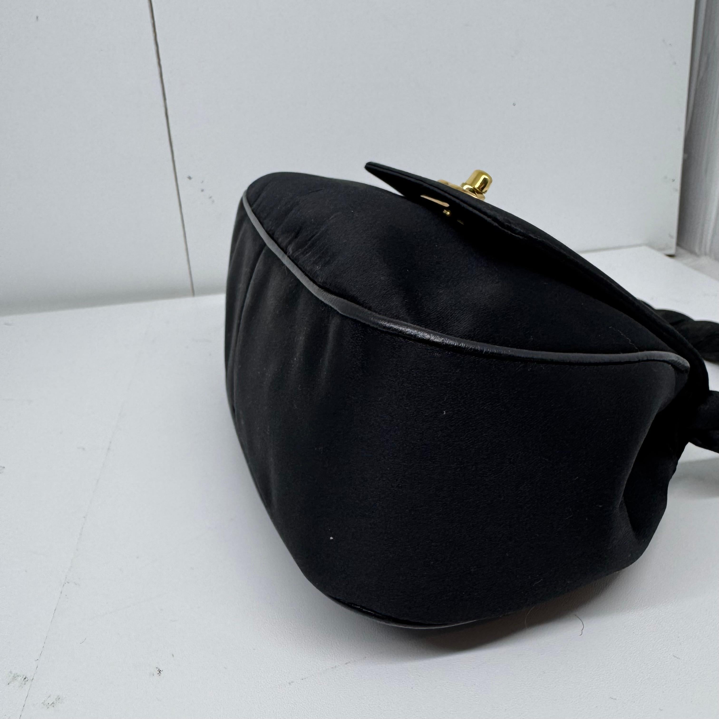 Vintage 1990 Chanel Mini sac à main en satin noir avec poignée tournante en vente 3