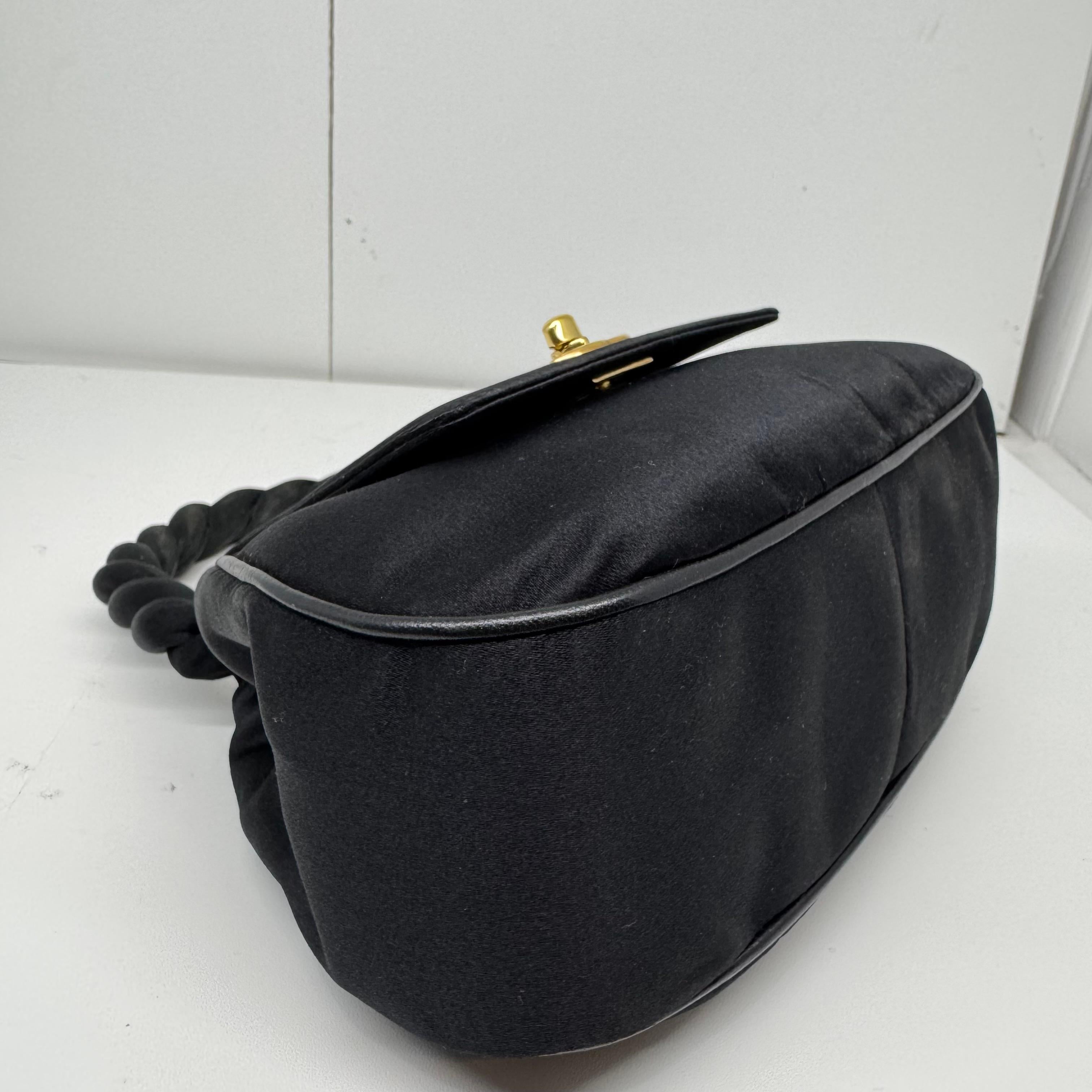Vintage 1990 Chanel Mini sac à main en satin noir avec poignée tournante en vente 4