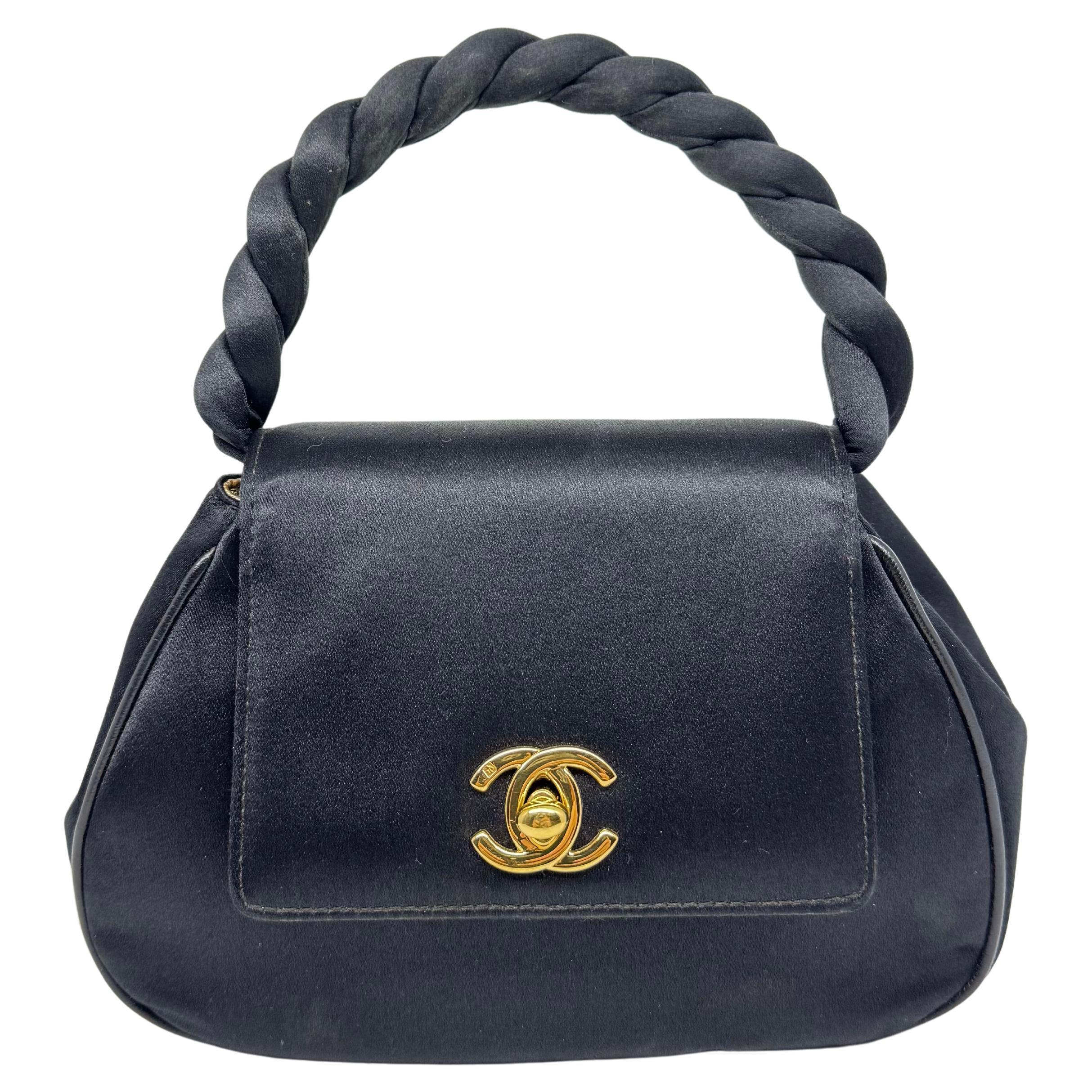 Vintage 1990 Chanel Mini sac à main en satin noir avec poignée tournante