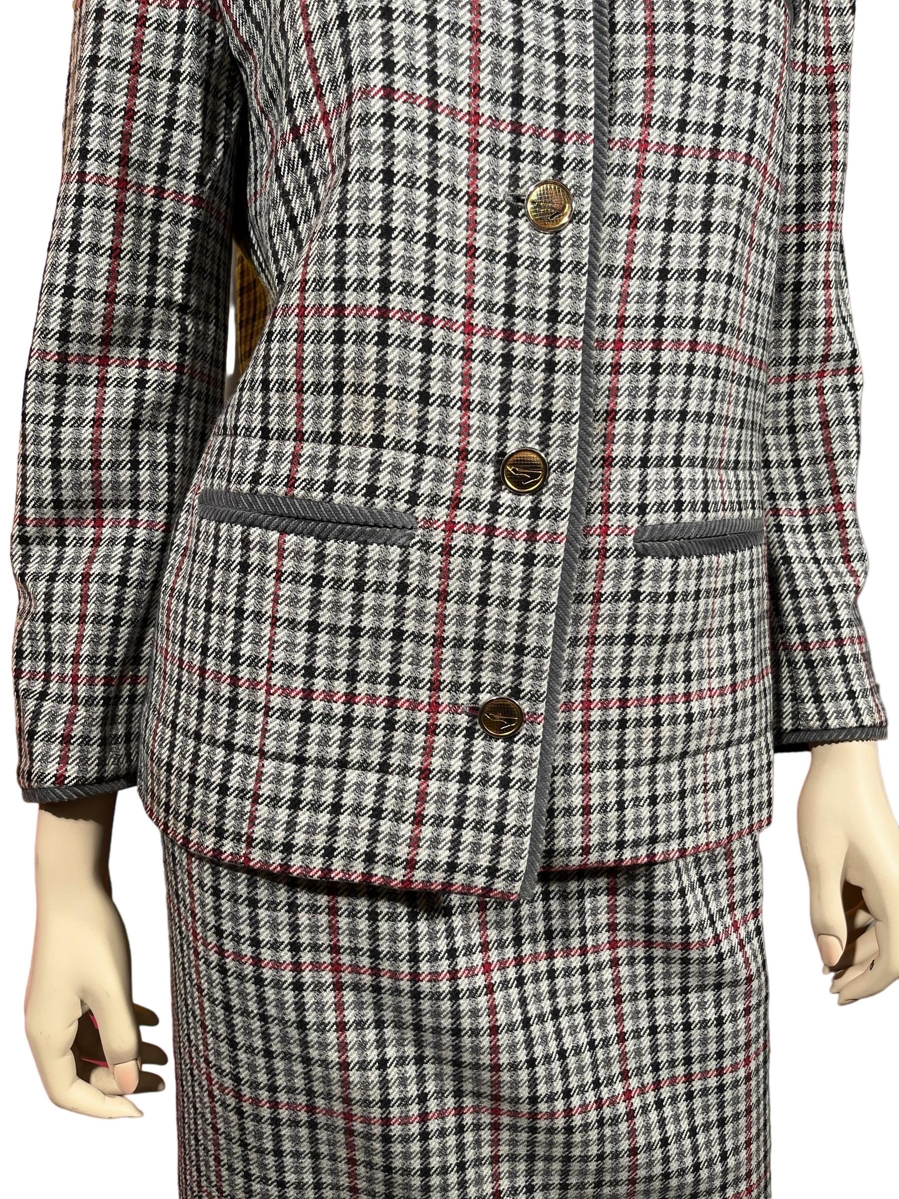 Vintage 1990’s Chanel Boutique Gray Plaid Wool Suit Set  In Excellent Condition For Sale In Greenport, NY