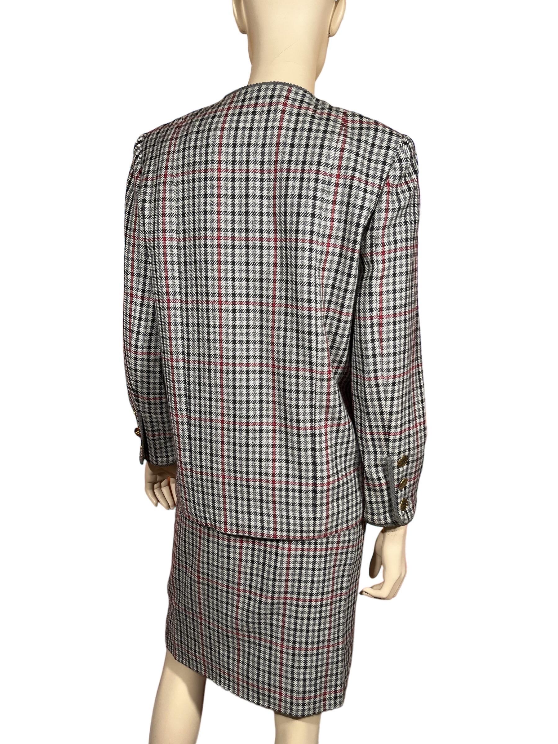 Vintage 1990's Chanel Boutique Gray Plaid Wool Suit Set  en vente 1