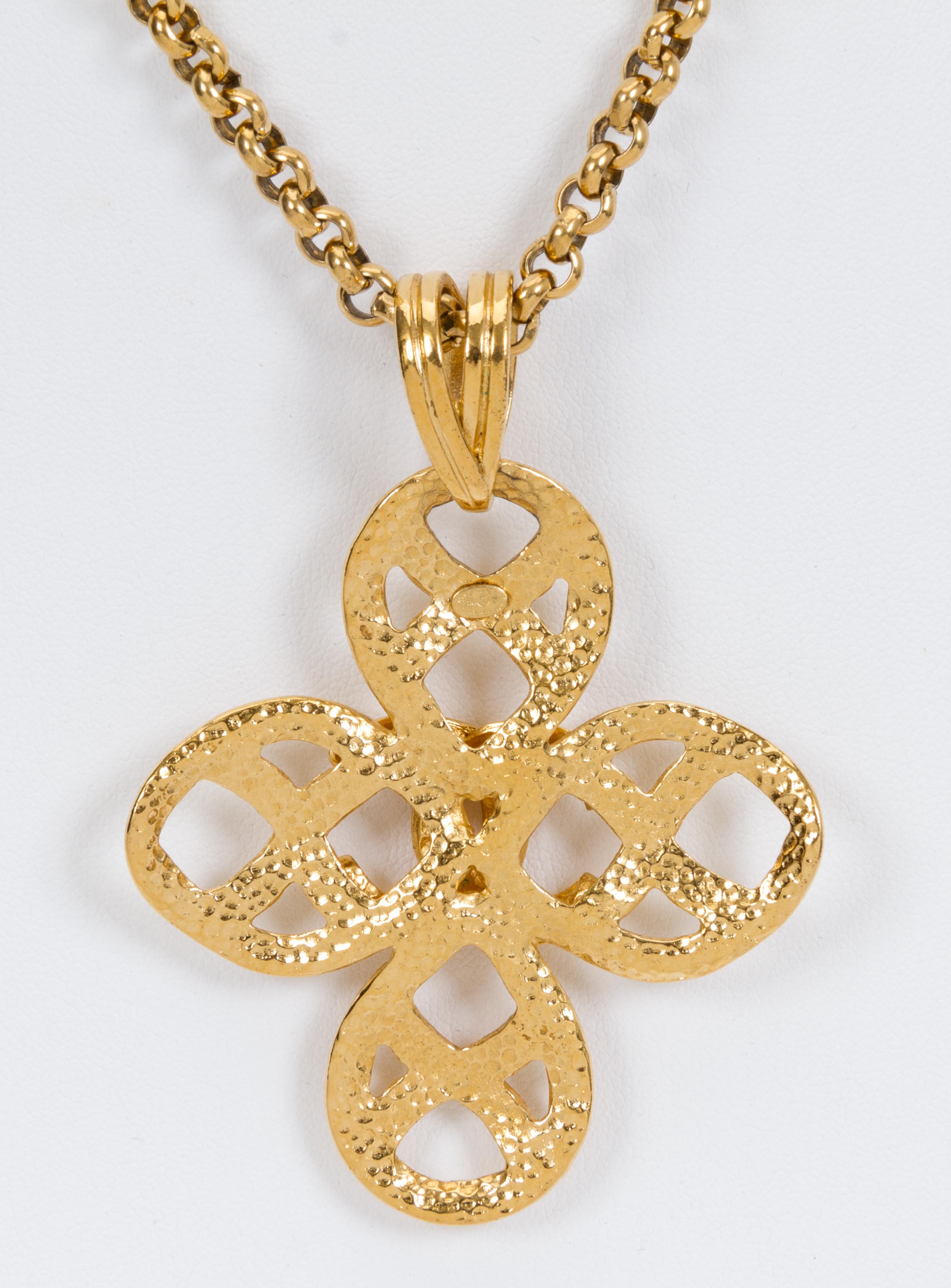 Chanel medium necklace with clover logo pendant. Turn lock clasp. Collection spring 96. Comes with velvet pouch.