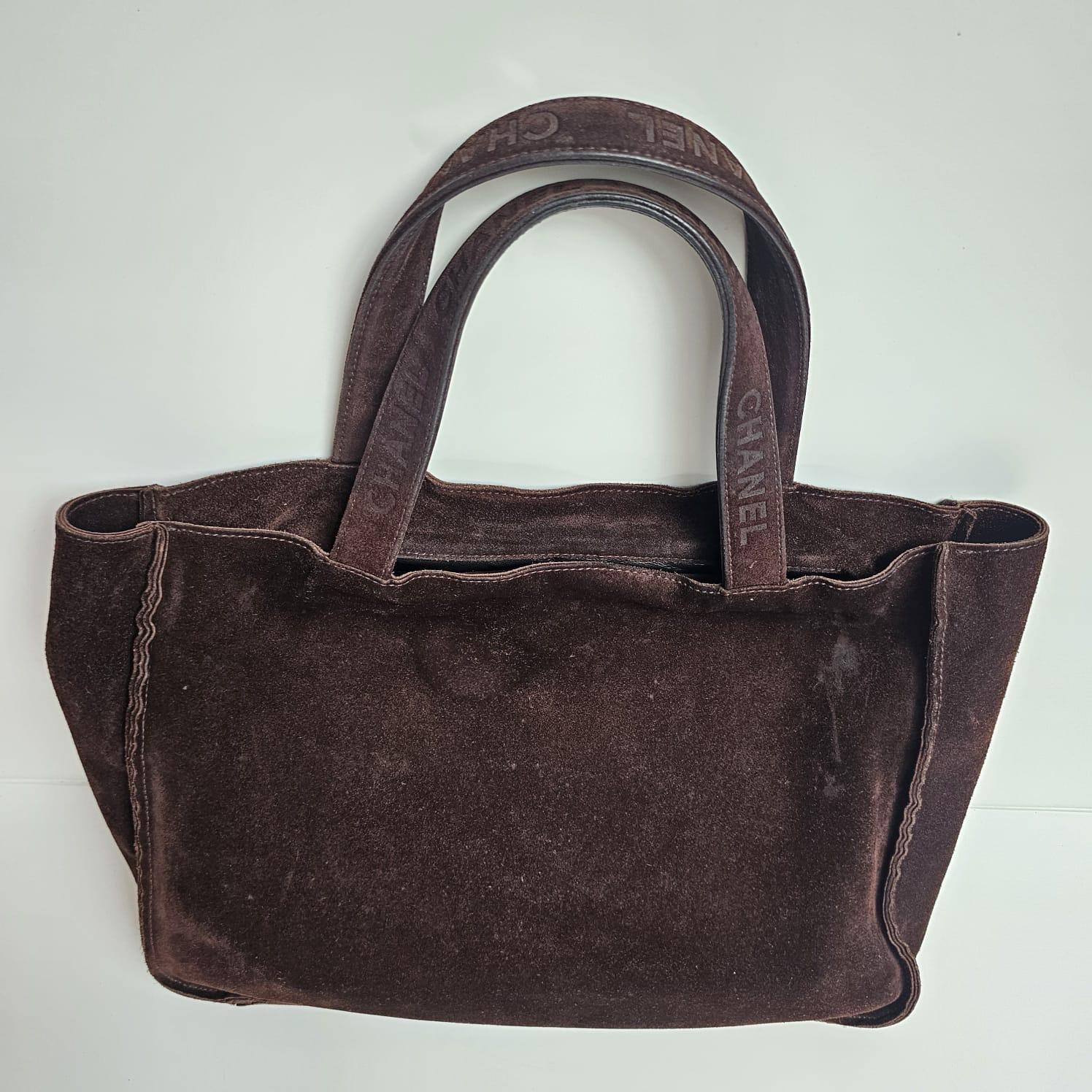 Bolso Tote Vintage Chanel de los años 90 de ante marrón oscuro con logotipo en relieve y asa en venta 5