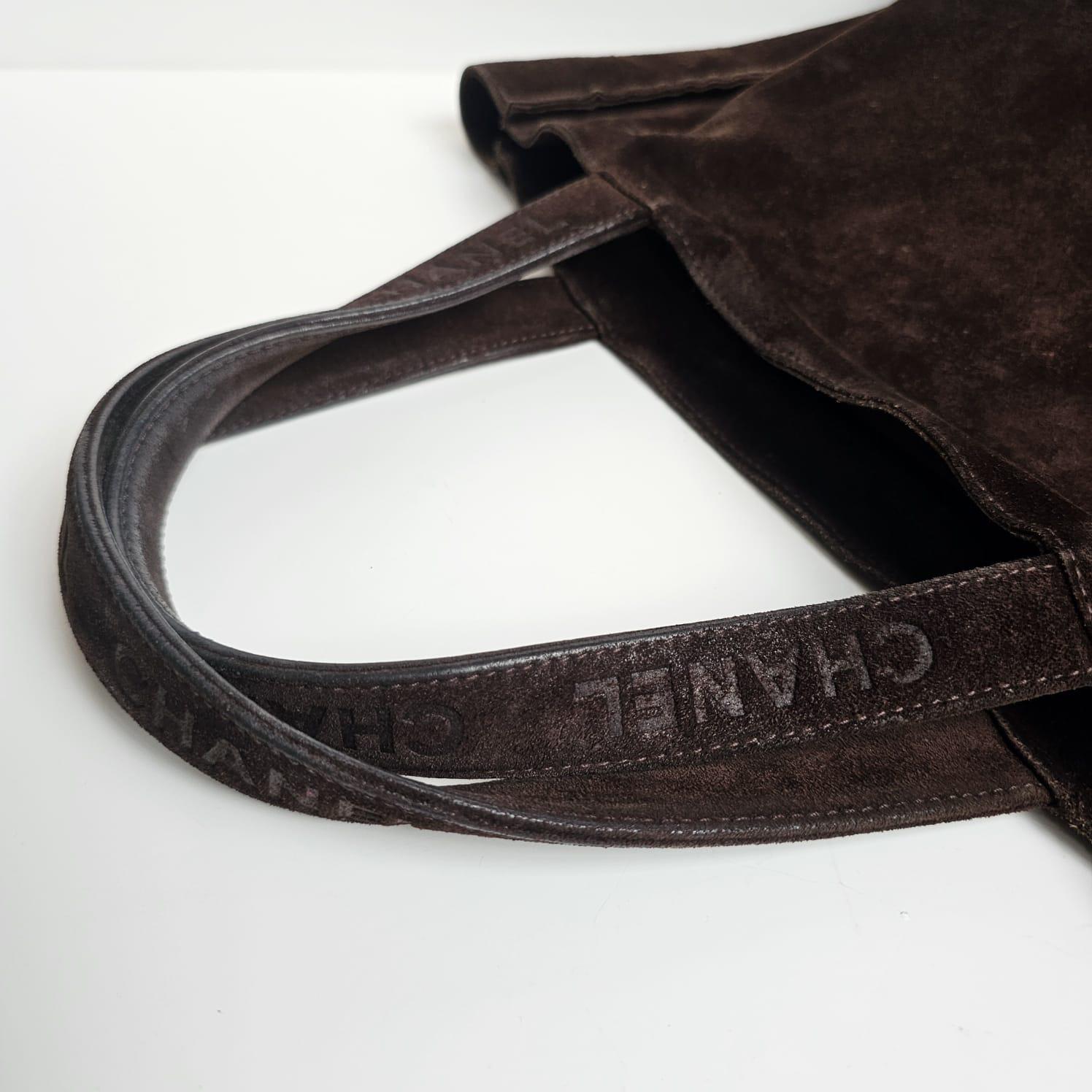 Bolso Tote Vintage Chanel de los años 90 de ante marrón oscuro con logotipo en relieve y asa en venta 10